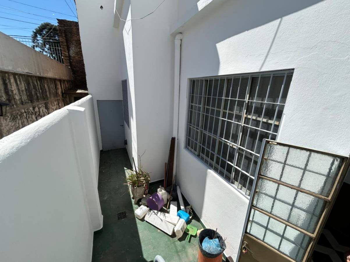 Casona amplia- Excelente ubicación- Frente a plaza Alem-- Fines Comerciales