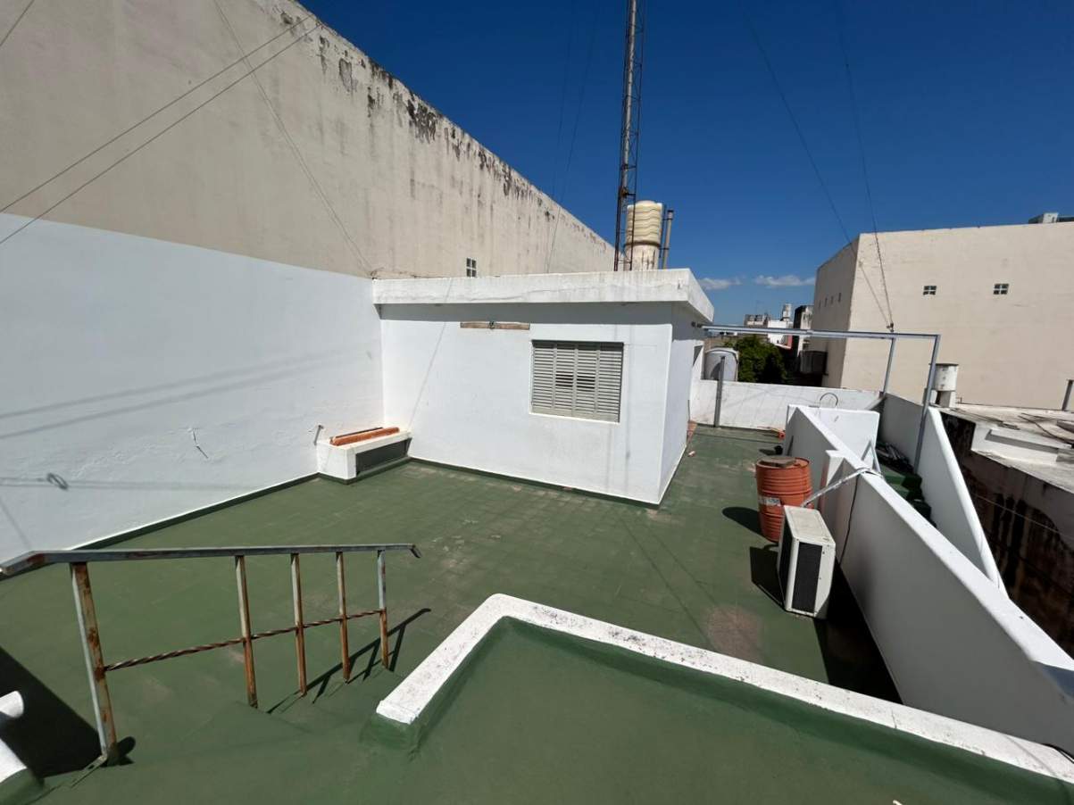 Casona amplia- Excelente ubicación- Frente a plaza Alem-- Fines Comerciales