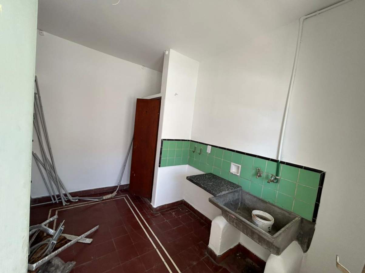 Casona amplia- Excelente ubicación- Frente a plaza Alem-- Fines Comerciales