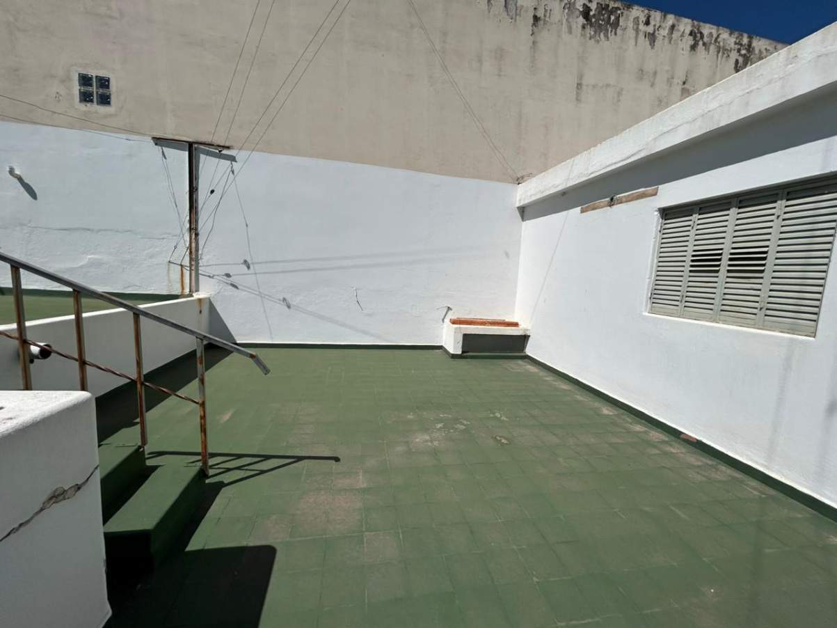 Casona amplia- Excelente ubicación- Frente a plaza Alem-- Fines Comerciales