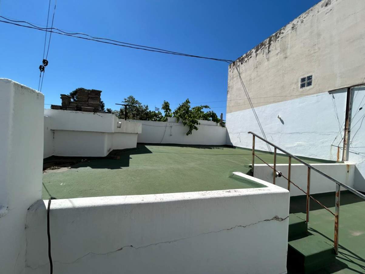 Casona amplia- Excelente ubicación- Frente a plaza Alem-- Fines Comerciales