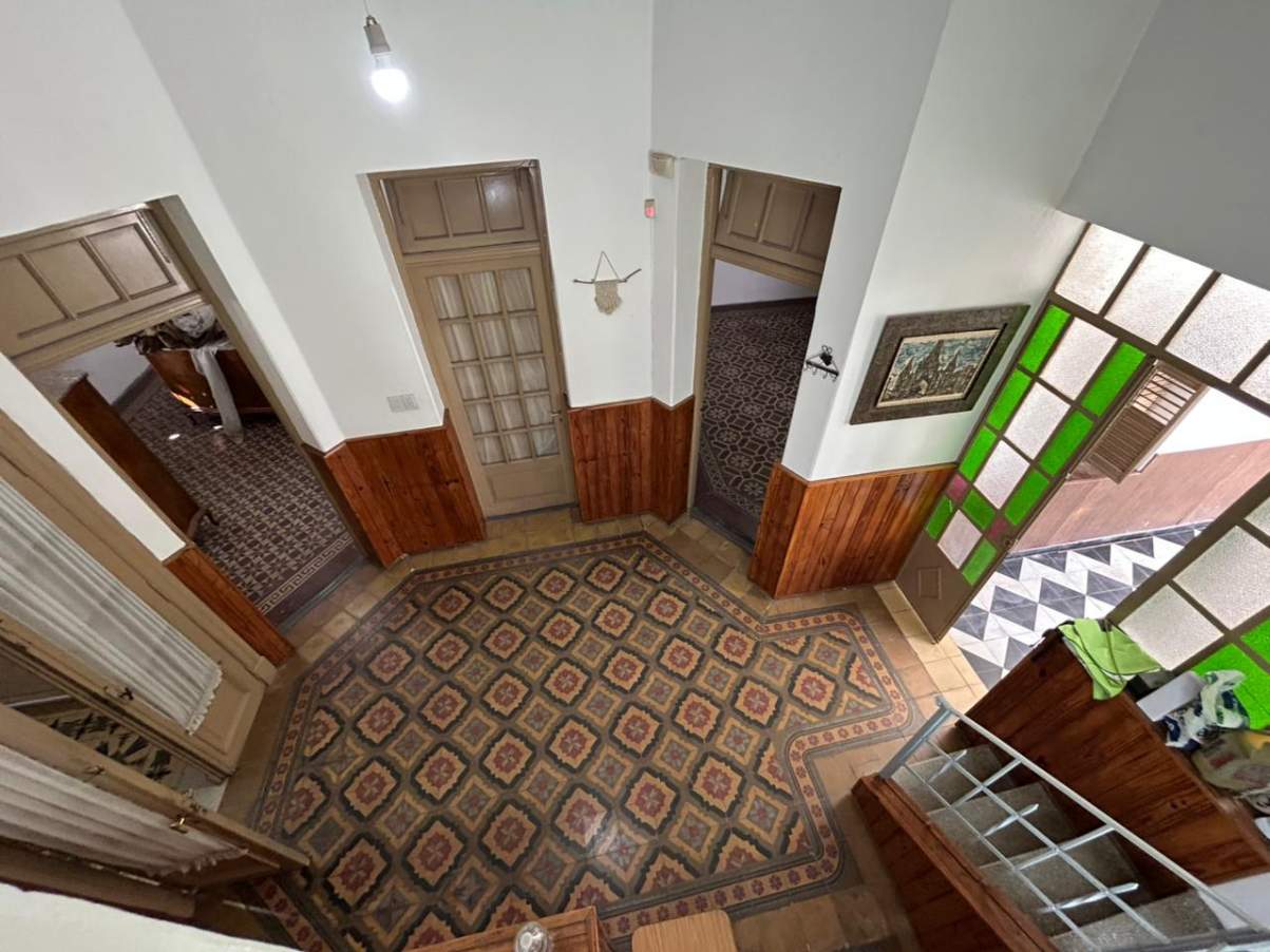 Casona amplia- Excelente ubicación- Frente a plaza Alem-- Fines Comerciales