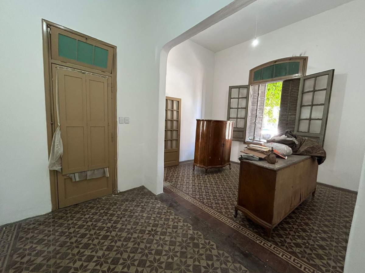 Casona amplia- Excelente ubicación- Frente a plaza Alem-- Fines Comerciales