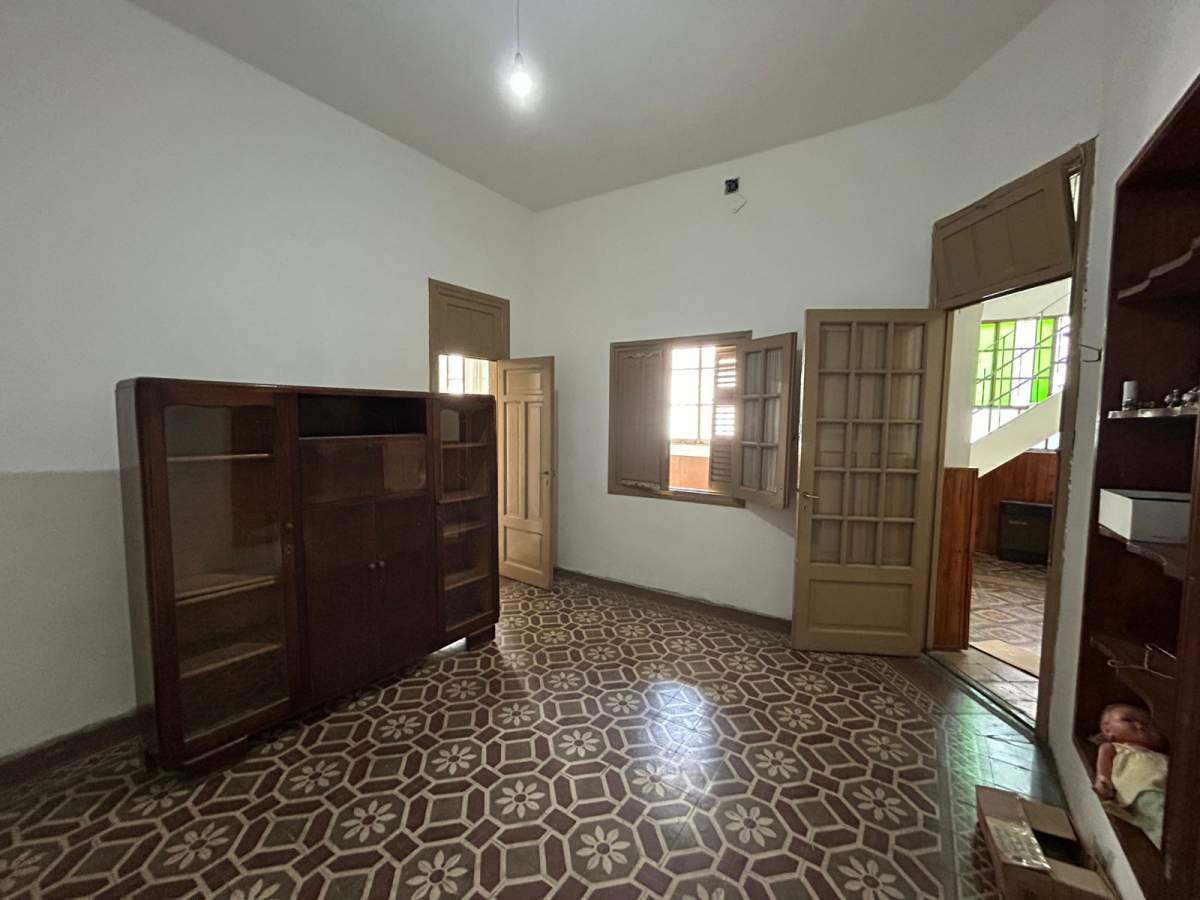 Casona amplia- Excelente ubicación- Frente a plaza Alem-- Fines Comerciales