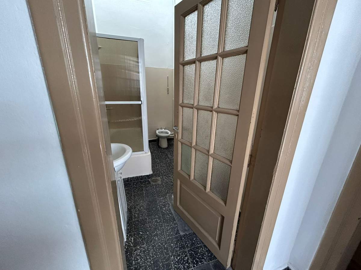 Casona amplia- Excelente ubicación- Frente a plaza Alem-- Fines Comerciales