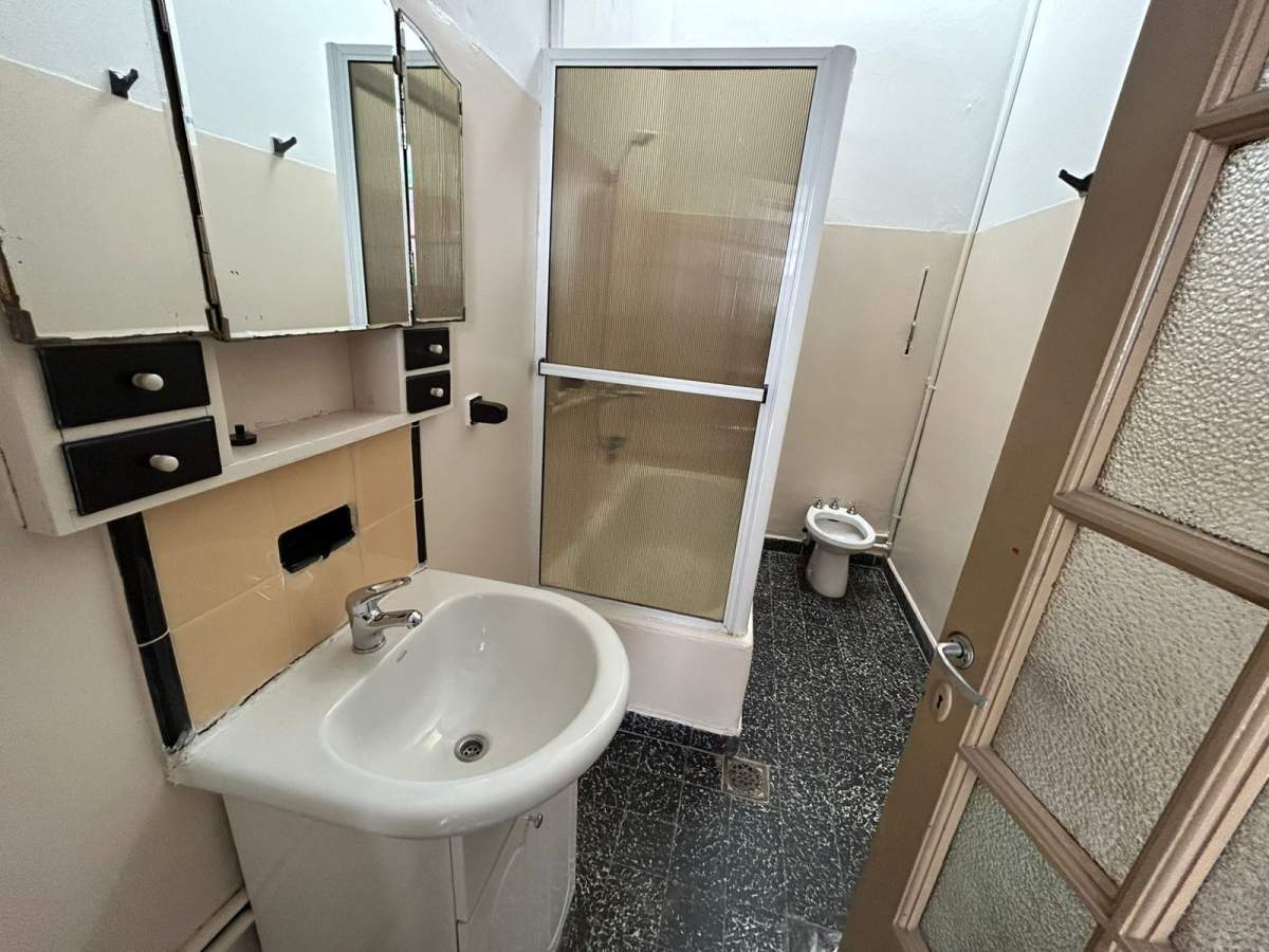 Casona amplia- Excelente ubicación- Frente a plaza Alem-- Fines Comerciales