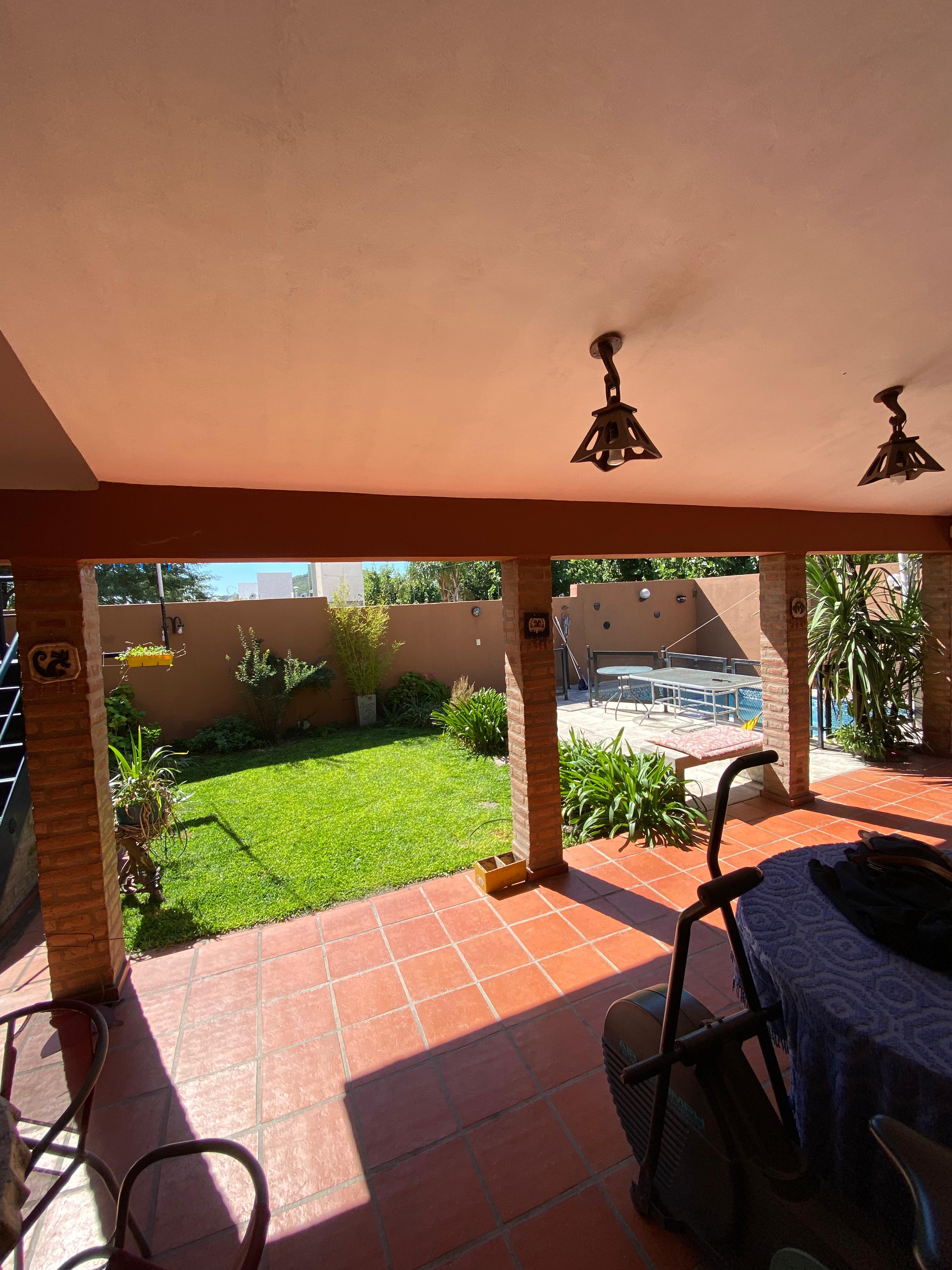 Vendo hermosa casa con 3 dormitorios con opción de compra  de 3 locales comerciales.