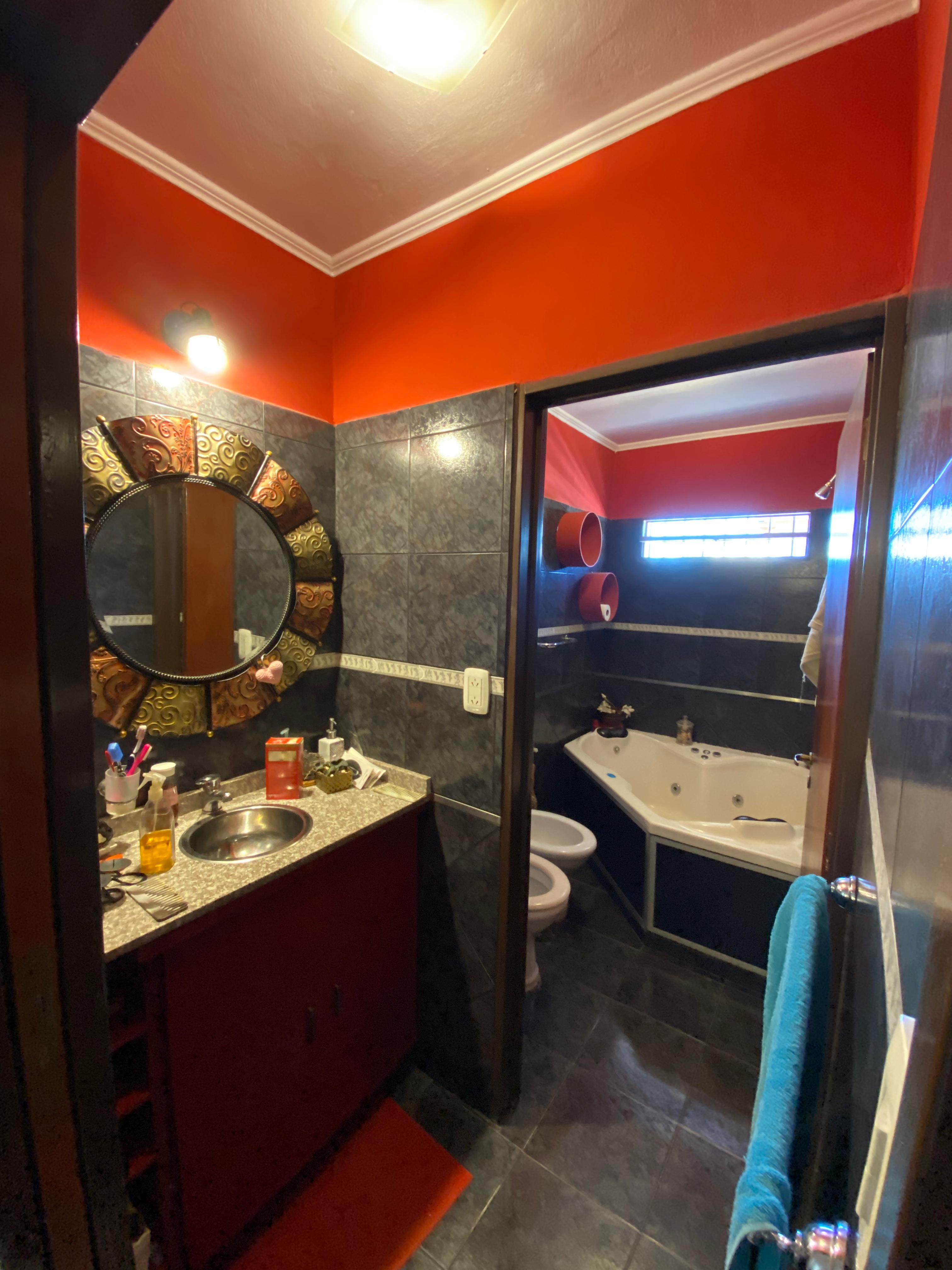 Vendo hermosa casa con 3 dormitorios con opción de compra  de 3 locales comerciales.