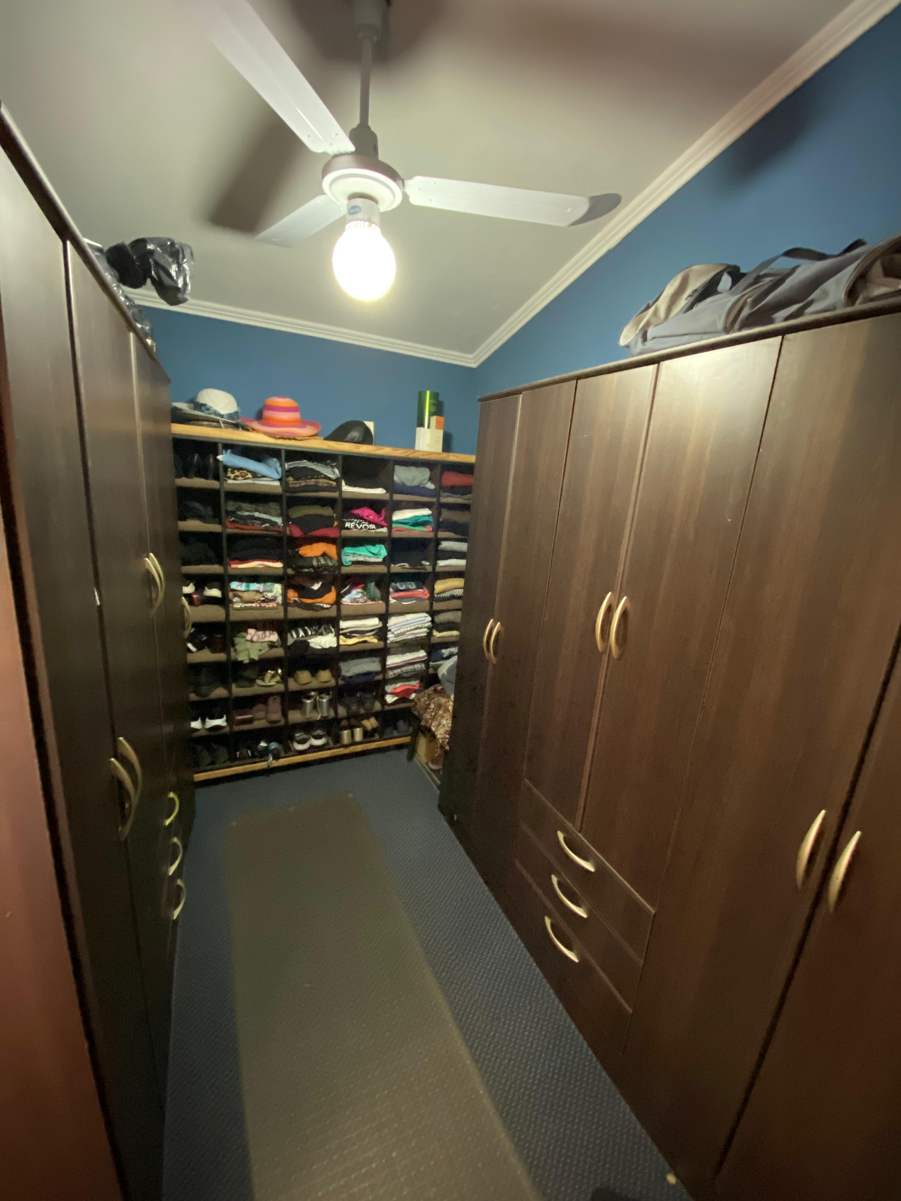 Vendo hermosa casa con 3 dormitorios con opción de compra  de 3 locales comerciales.