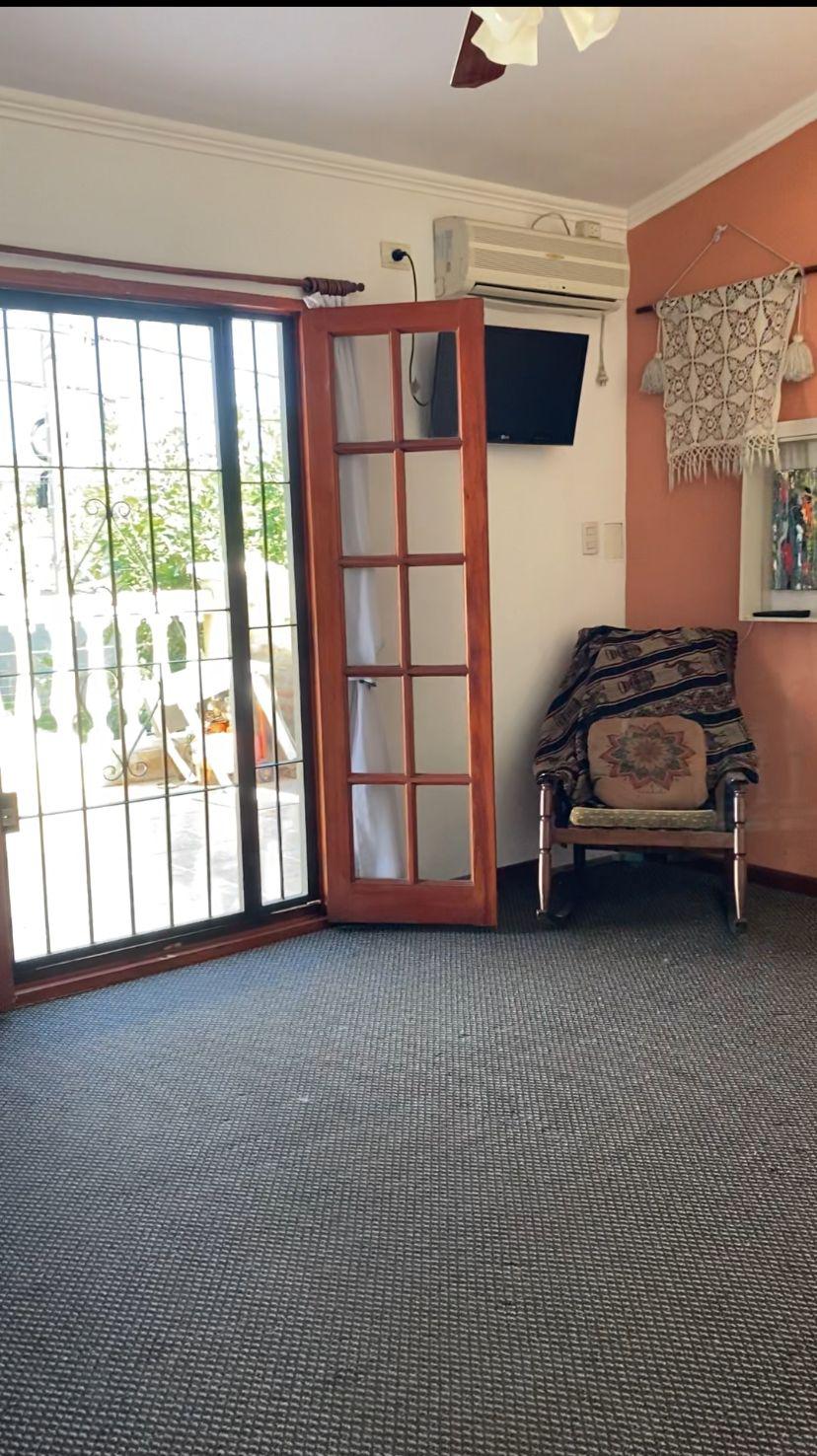 Vendo hermosa casa con 3 dormitorios con opción de compra  de 3 locales comerciales.
