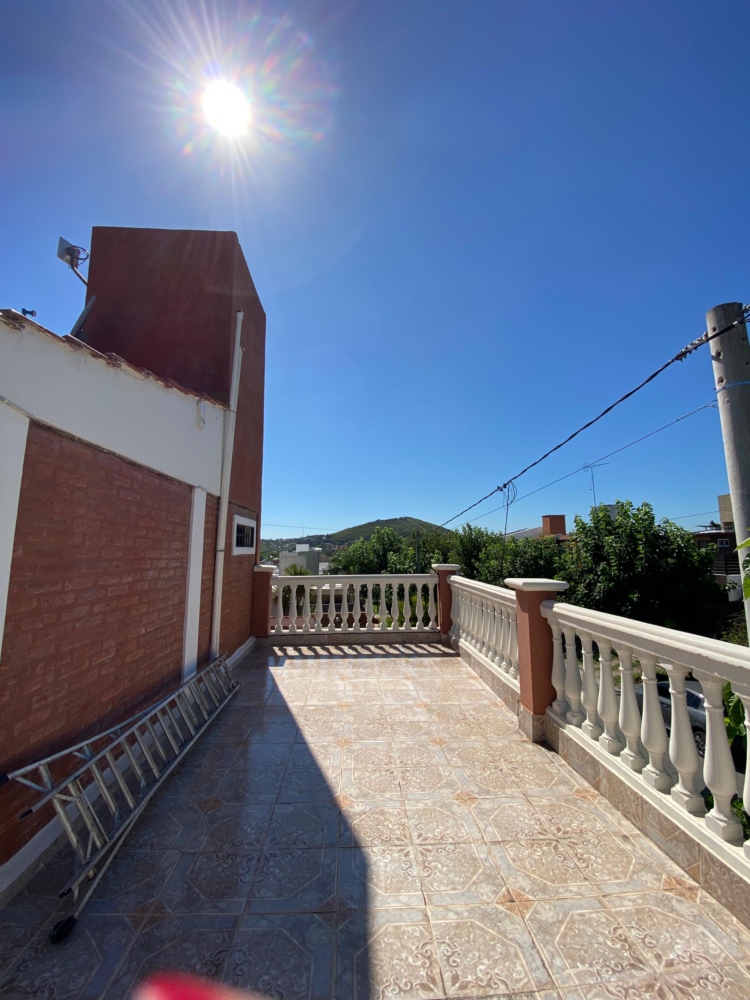 Vendo hermosa casa con 3 dormitorios con opción de compra  de 3 locales comerciales.