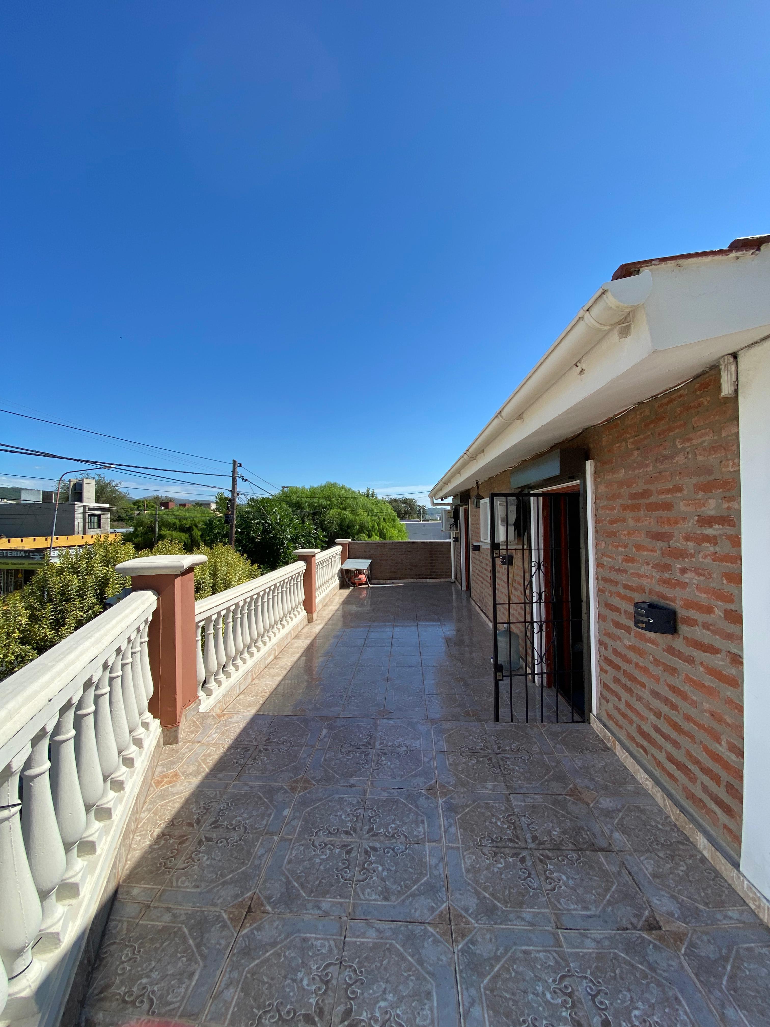 Vendo hermosa casa con 3 dormitorios con opción de compra  de 3 locales comerciales.