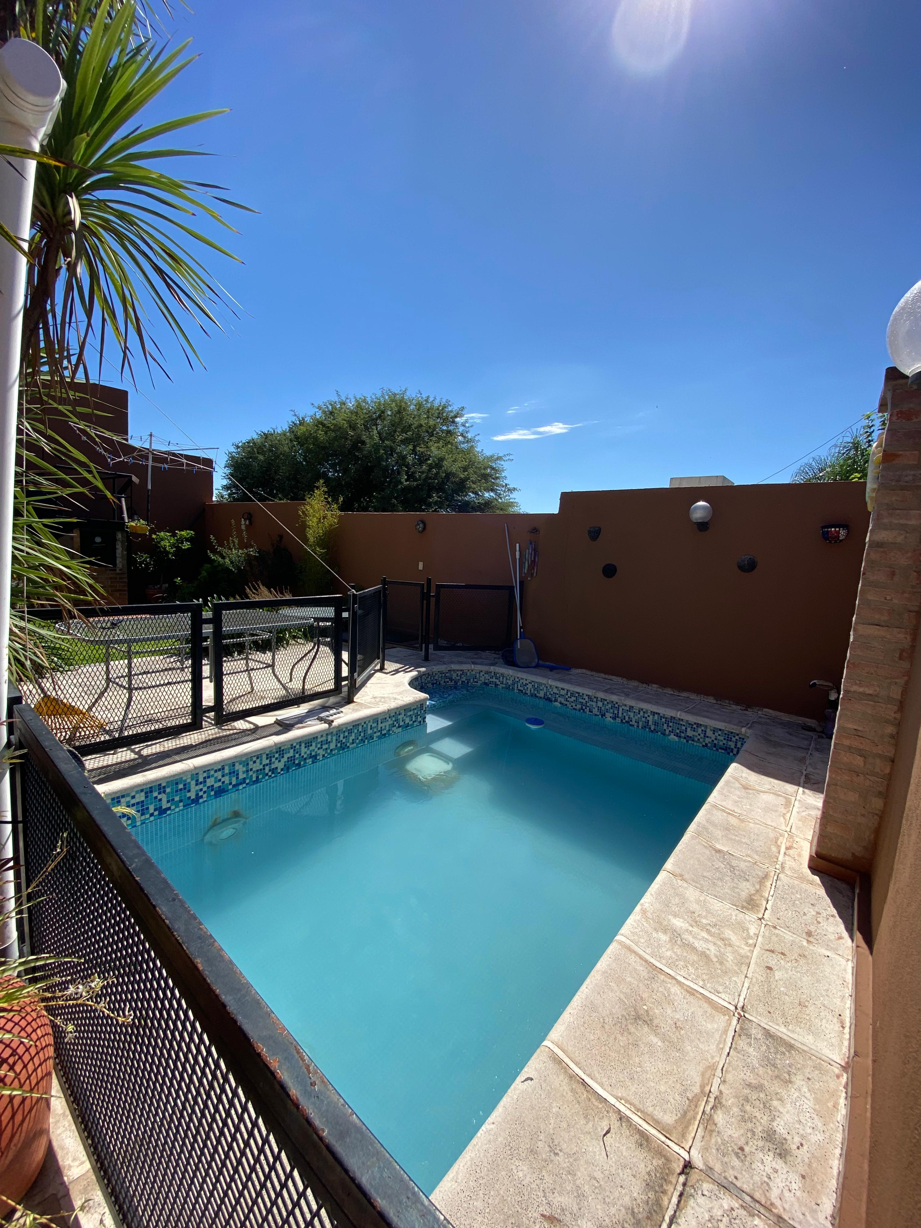 Vendo hermosa casa con 3 dormitorios con opción de compra  de 3 locales comerciales.