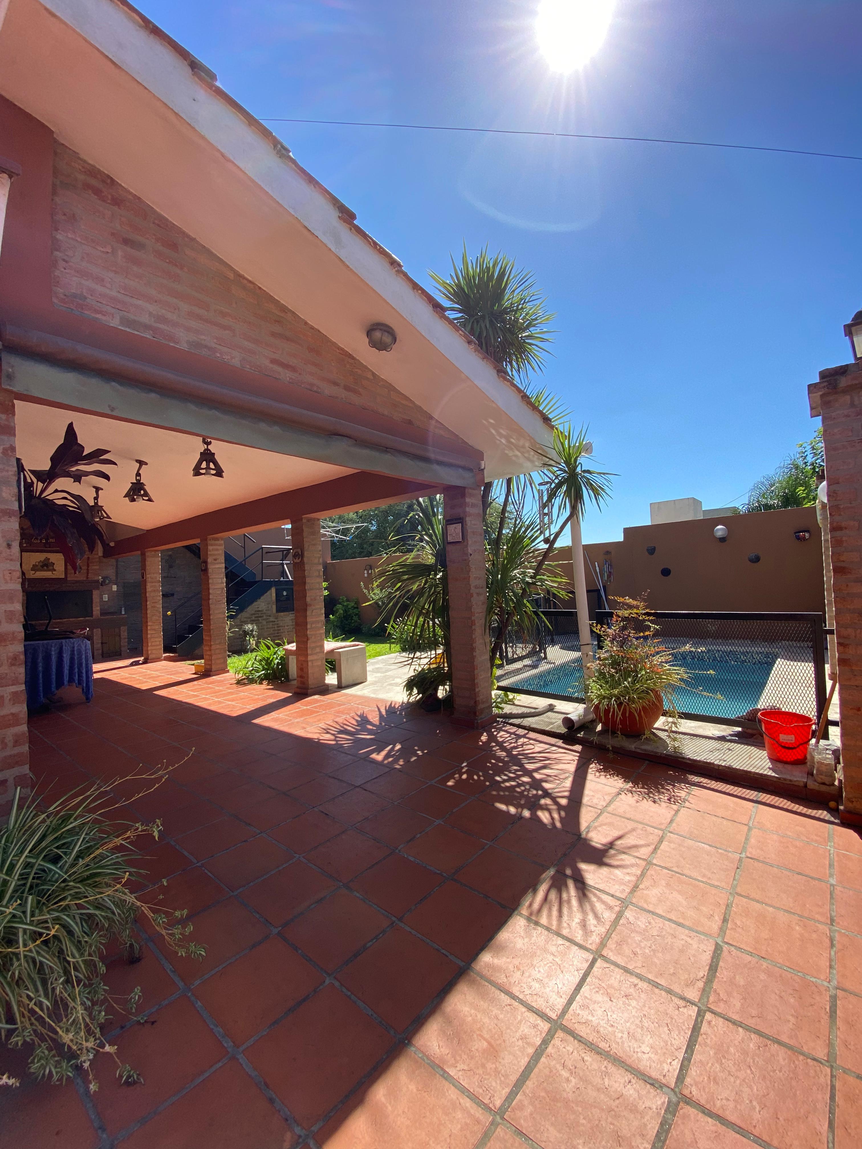 Vendo hermosa casa con 3 dormitorios con opción de compra  de 3 locales comerciales.