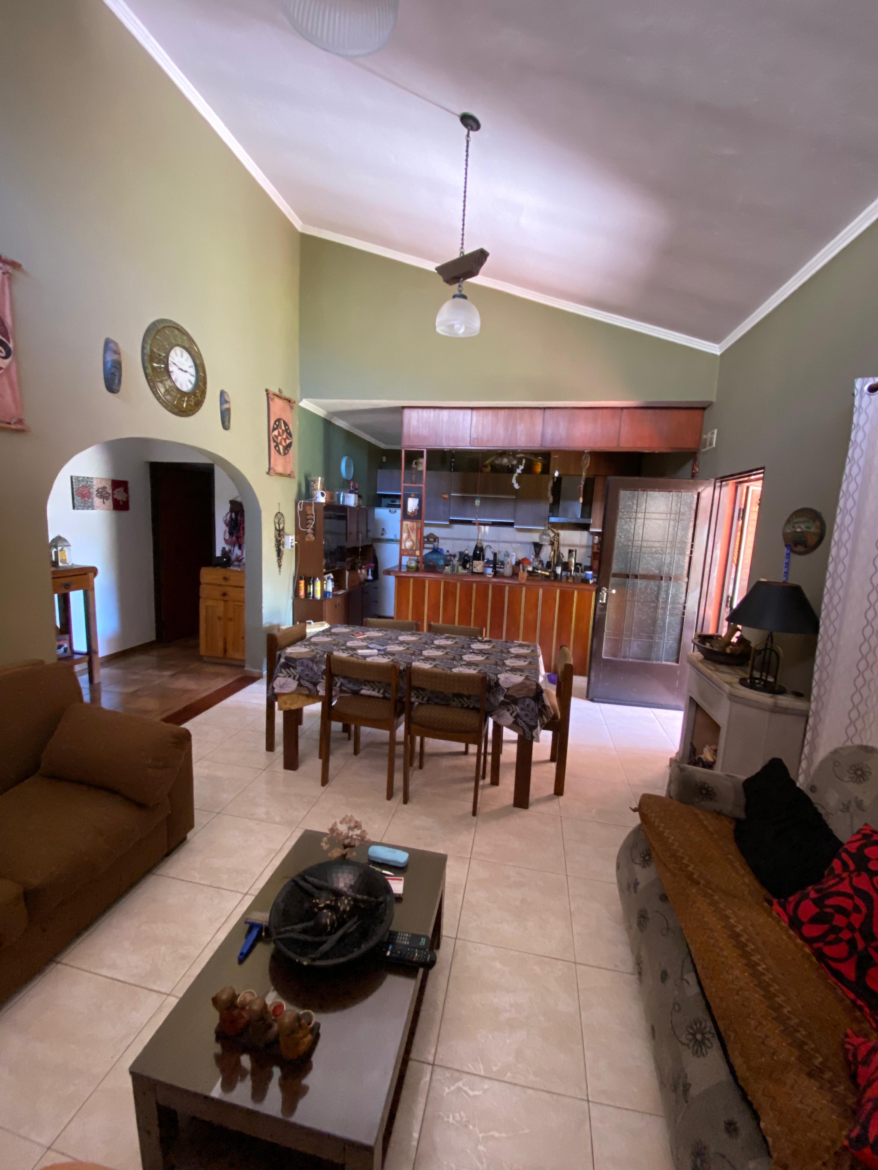 Vendo hermosa casa con 3 dormitorios con opción de compra  de 3 locales comerciales.