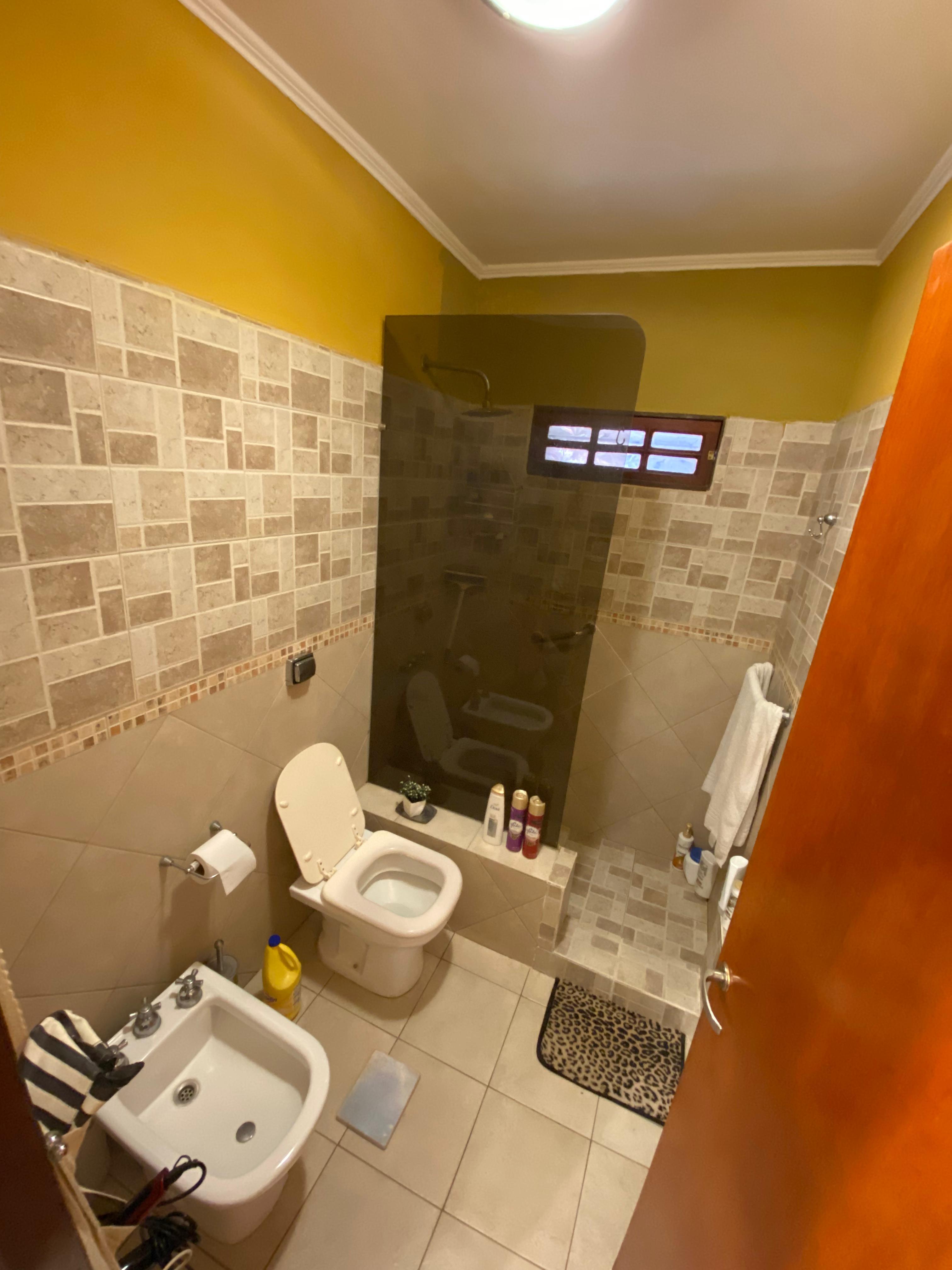 Vendo hermosa casa con 3 dormitorios con opción de compra  de 3 locales comerciales.