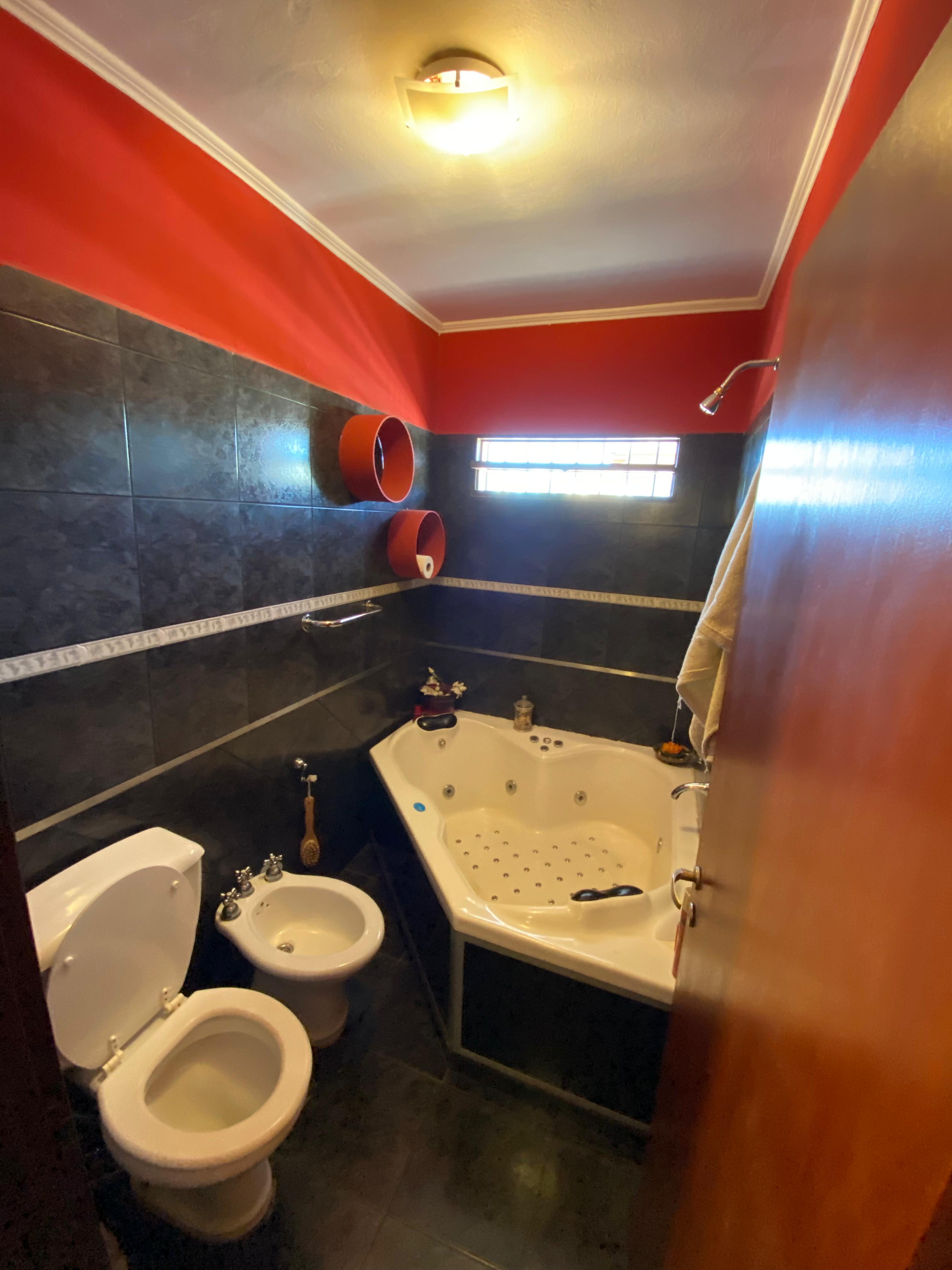 Vendo hermosa casa con 3 dormitorios con opción de compra  de 3 locales comerciales.