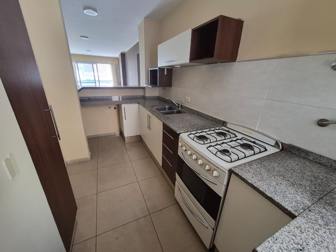 Departamento de 2 dormitorios , balcón amplio mas cochera -