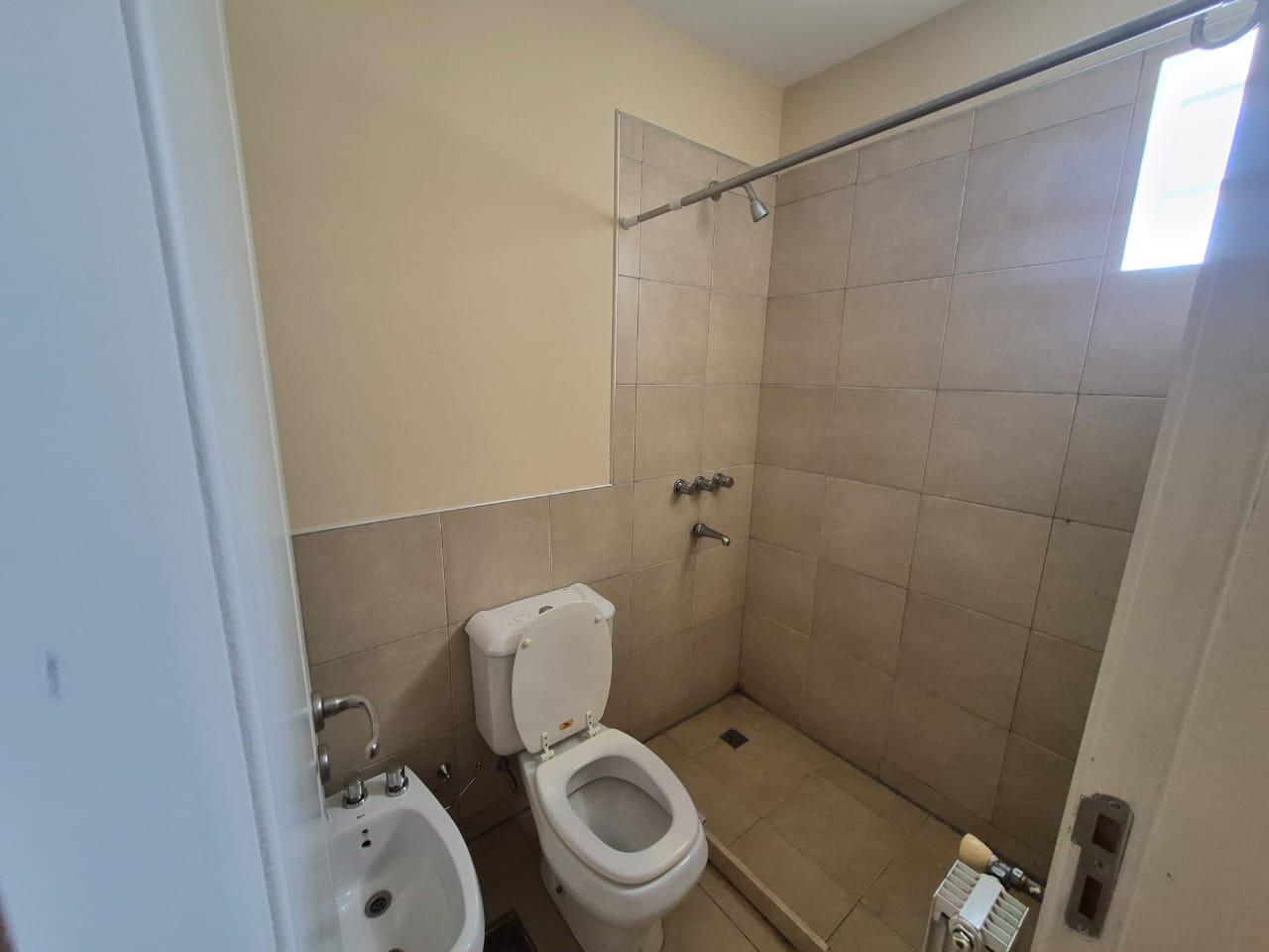 Departamento de 2 dormitorios , balcón amplio mas cochera -