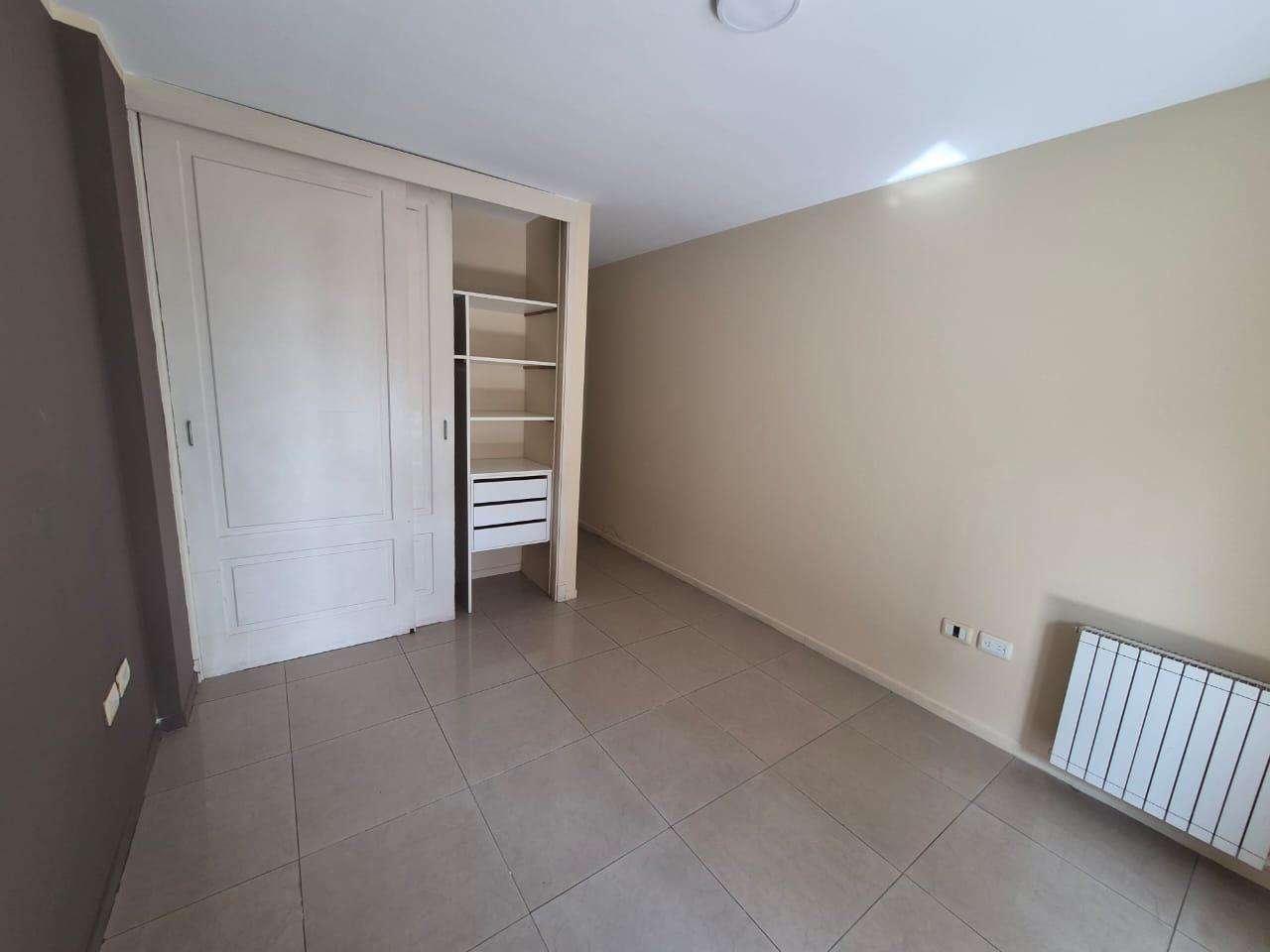 Departamento de 2 dormitorios , balcón amplio mas cochera -