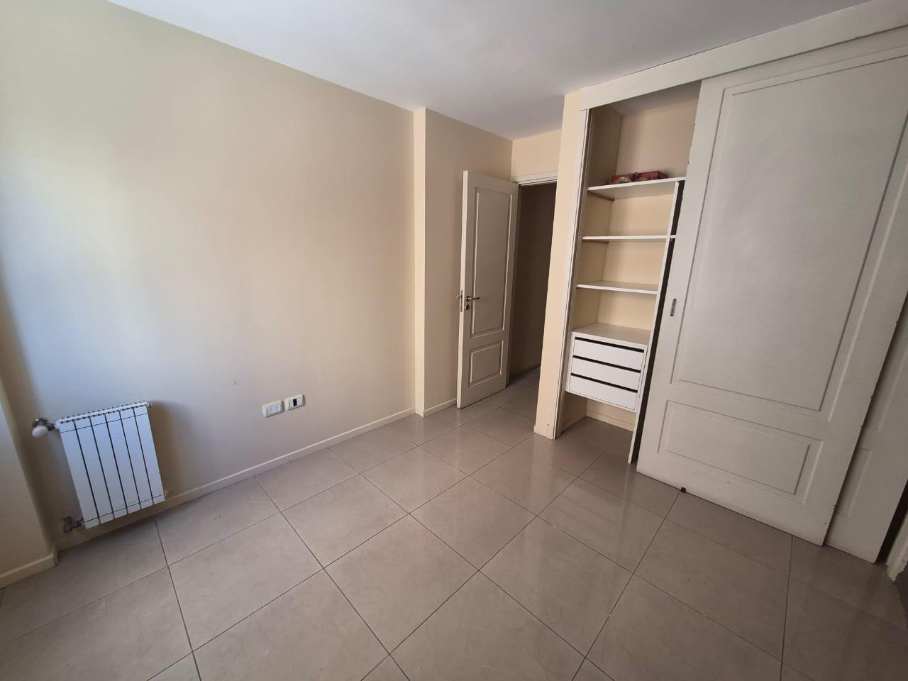 Departamento de 2 dormitorios , balcón amplio mas cochera -