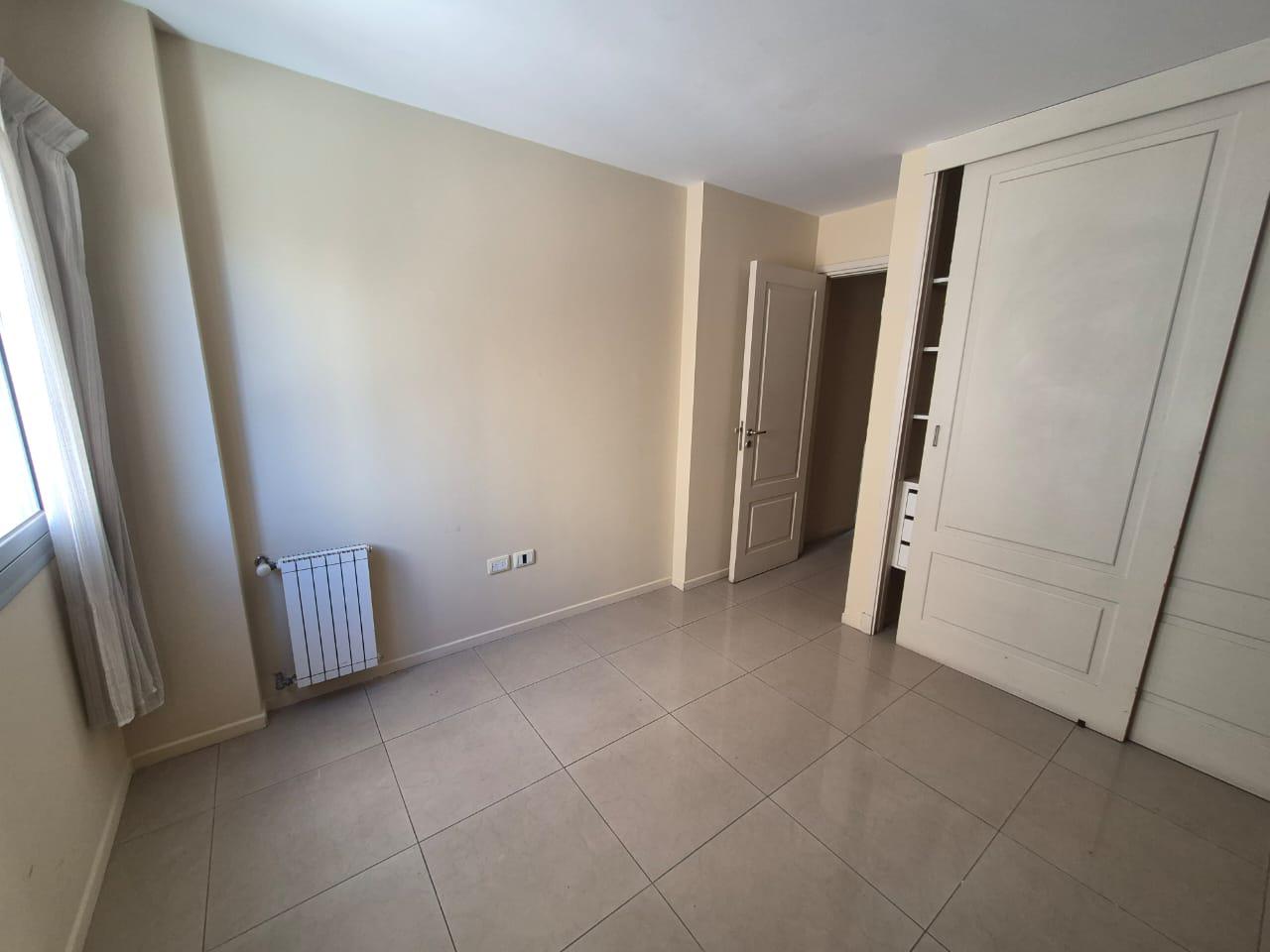 Departamento de 2 dormitorios , balcón amplio mas cochera -