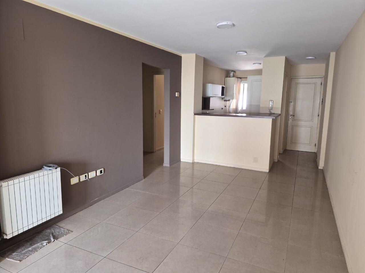 Departamento de 2 dormitorios , balcón amplio mas cochera -