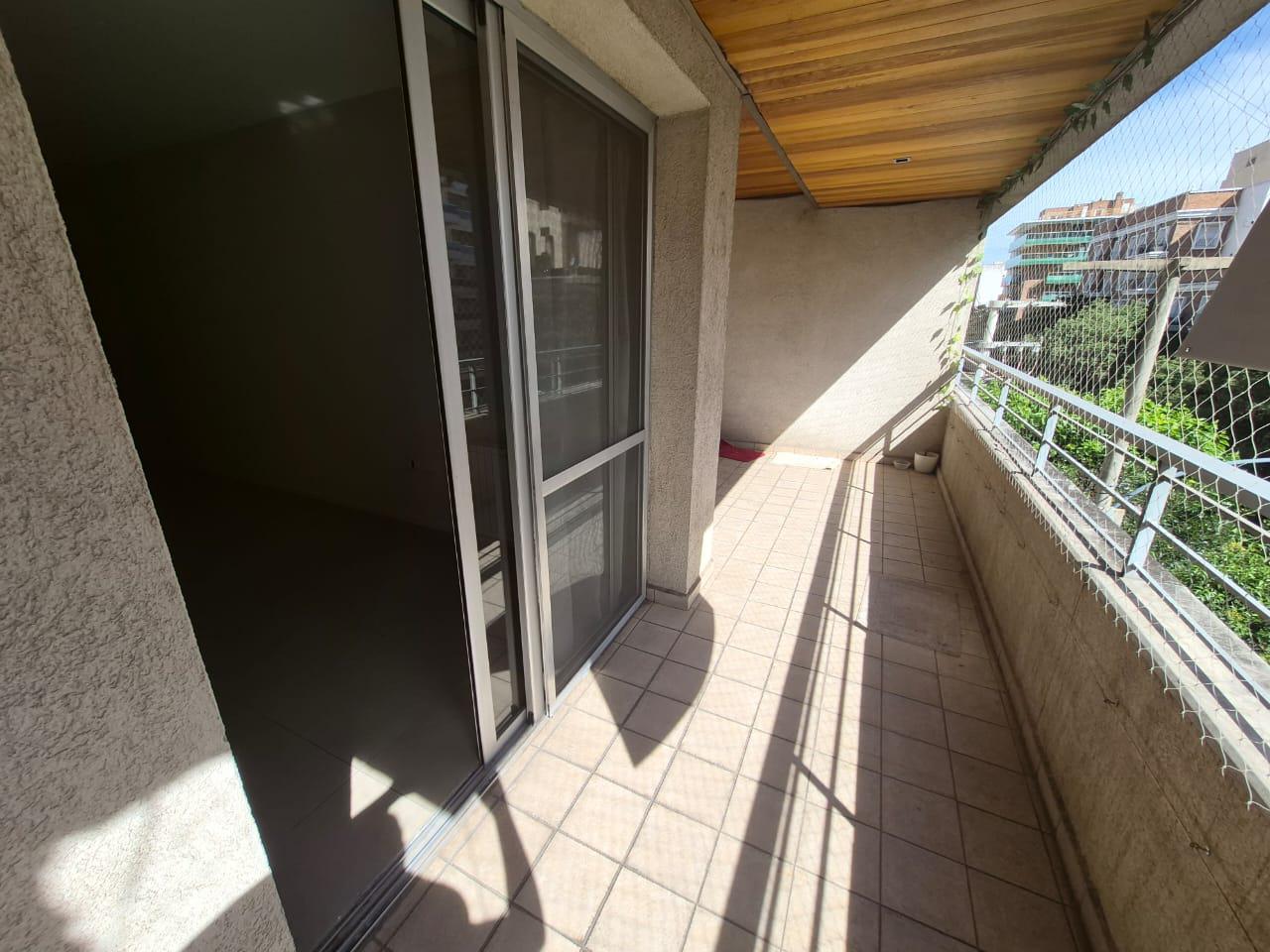 Departamento de 2 dormitorios , balcón amplio mas cochera -