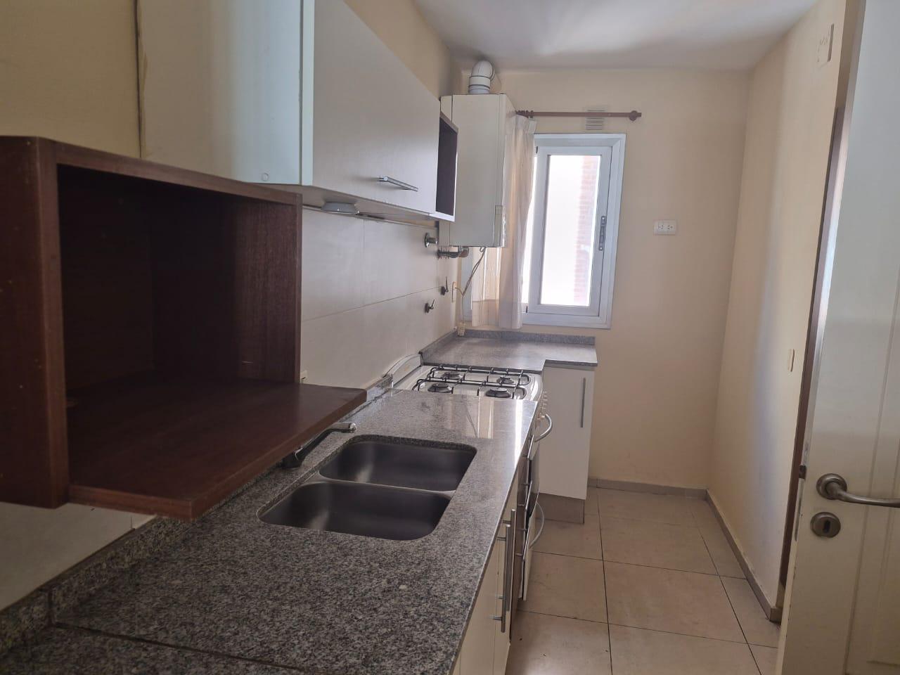 Departamento de 2 dormitorios , balcón amplio mas cochera -