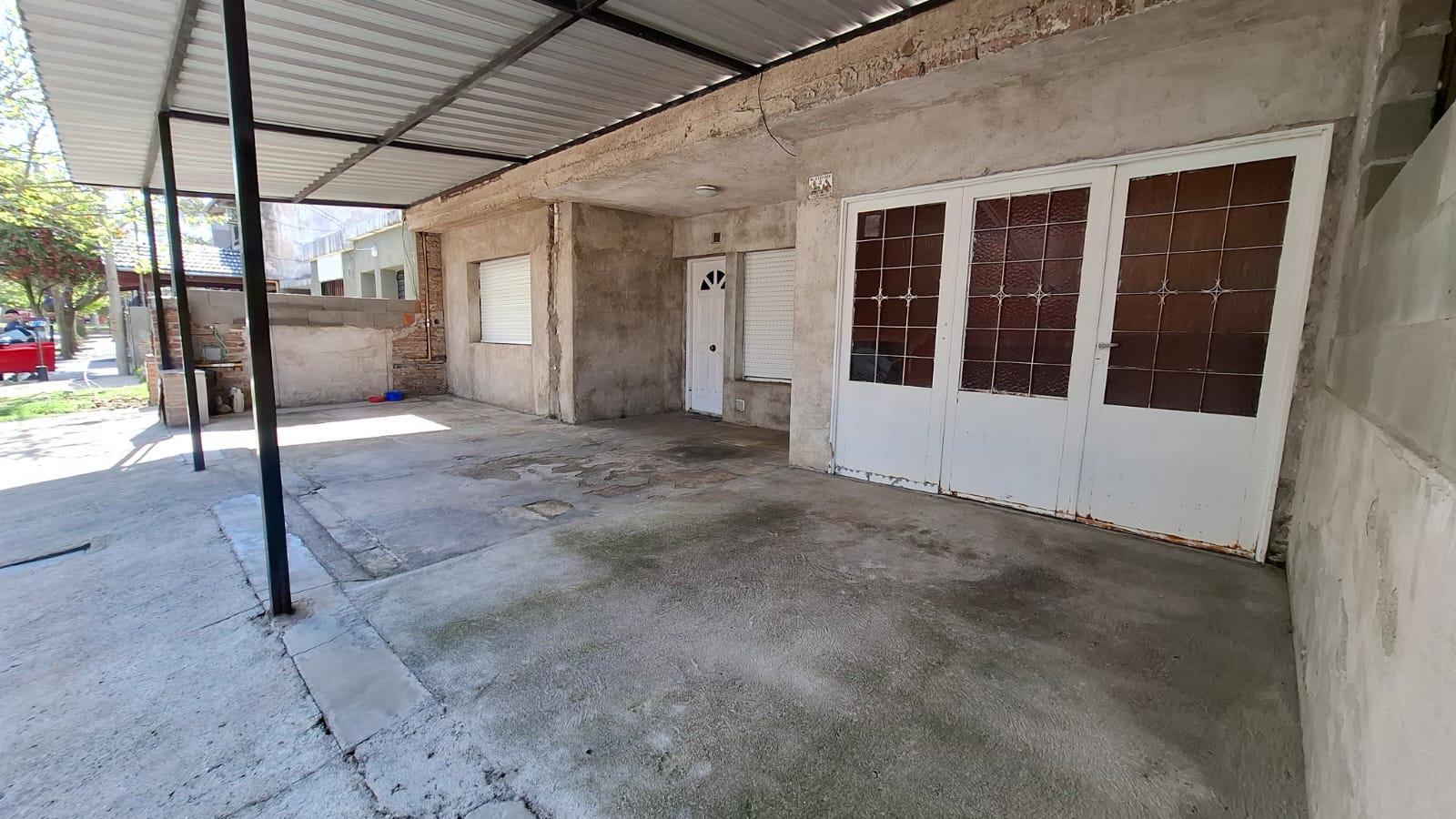 CASA A RESTAURAR 2 DORM  DPTO TRASERO - B JERONIMO L. CABRERA