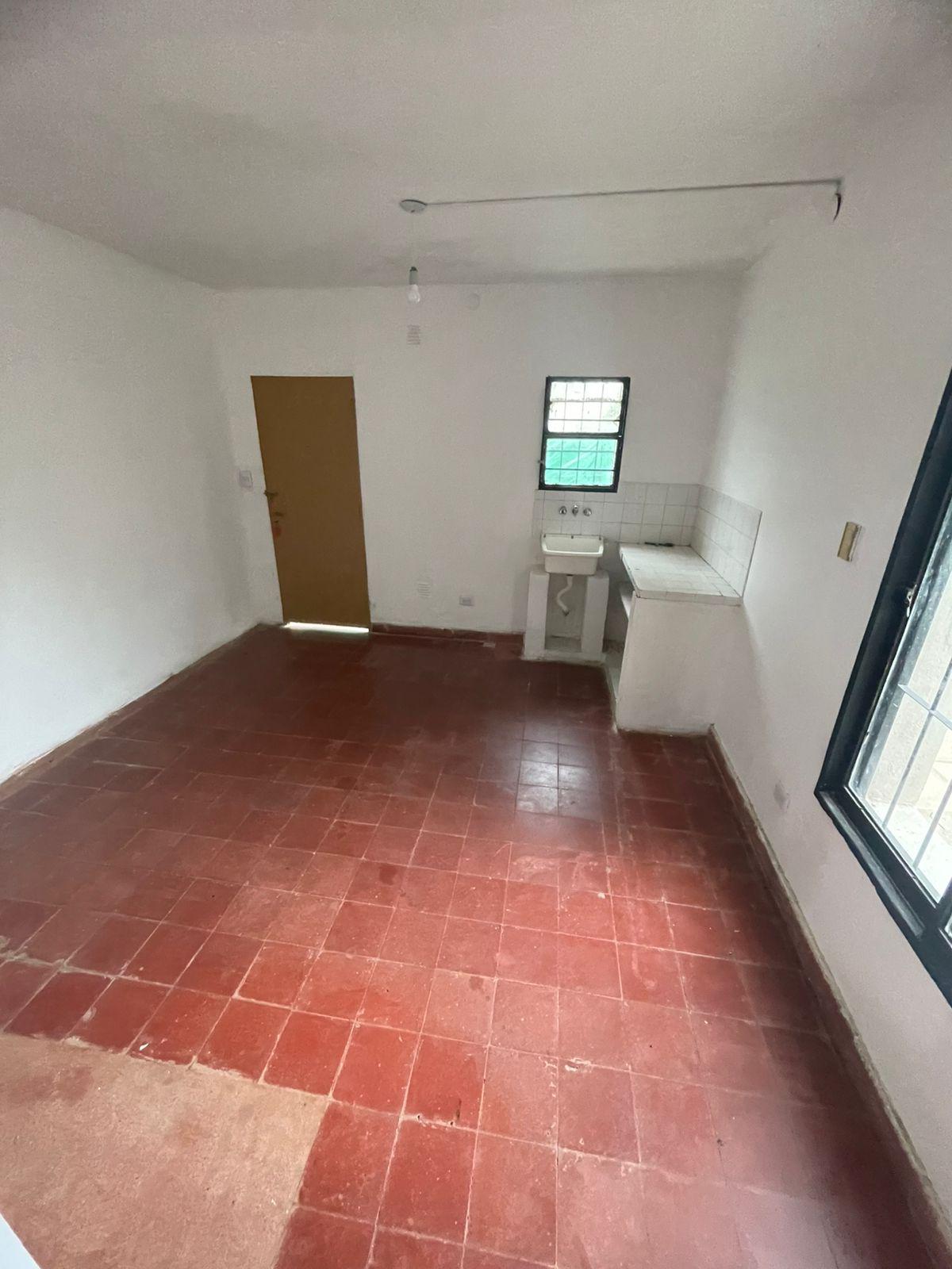 ALQUILER CASA- 2 dormitorios y patio- B Ameghino Sud