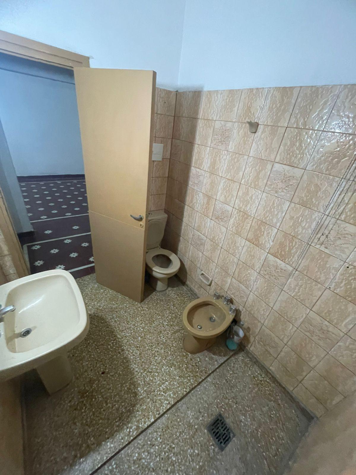 ALQUILER CASA- 2 dormitorios y patio- B Ameghino Sud