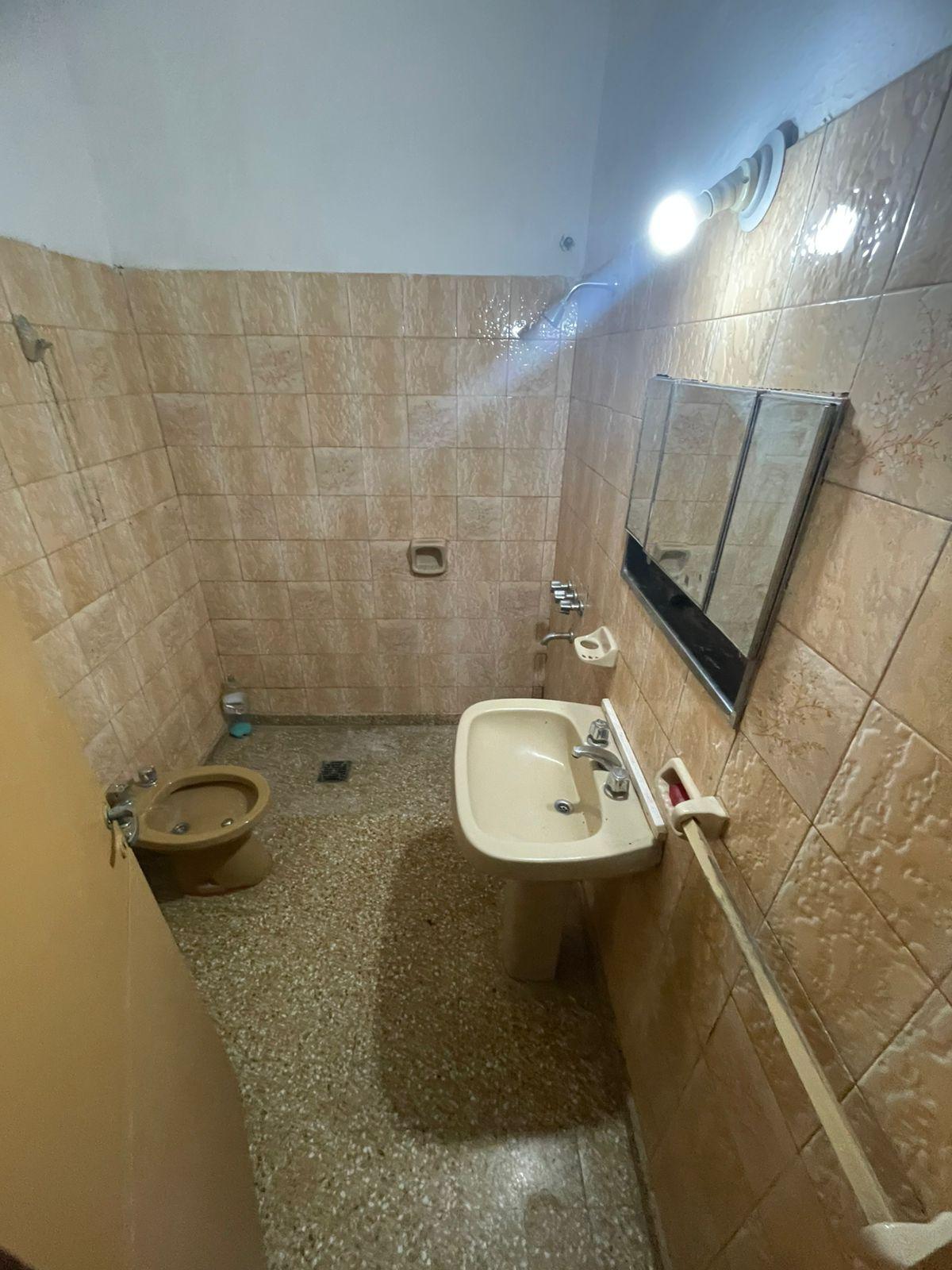 ALQUILER CASA- 2 dormitorios y patio- B Ameghino Sud