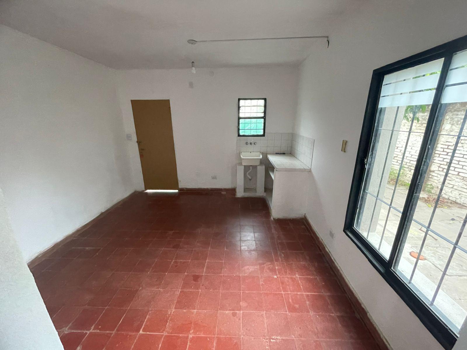 ALQUILER CASA- 2 dormitorios y patio- B Ameghino Sud