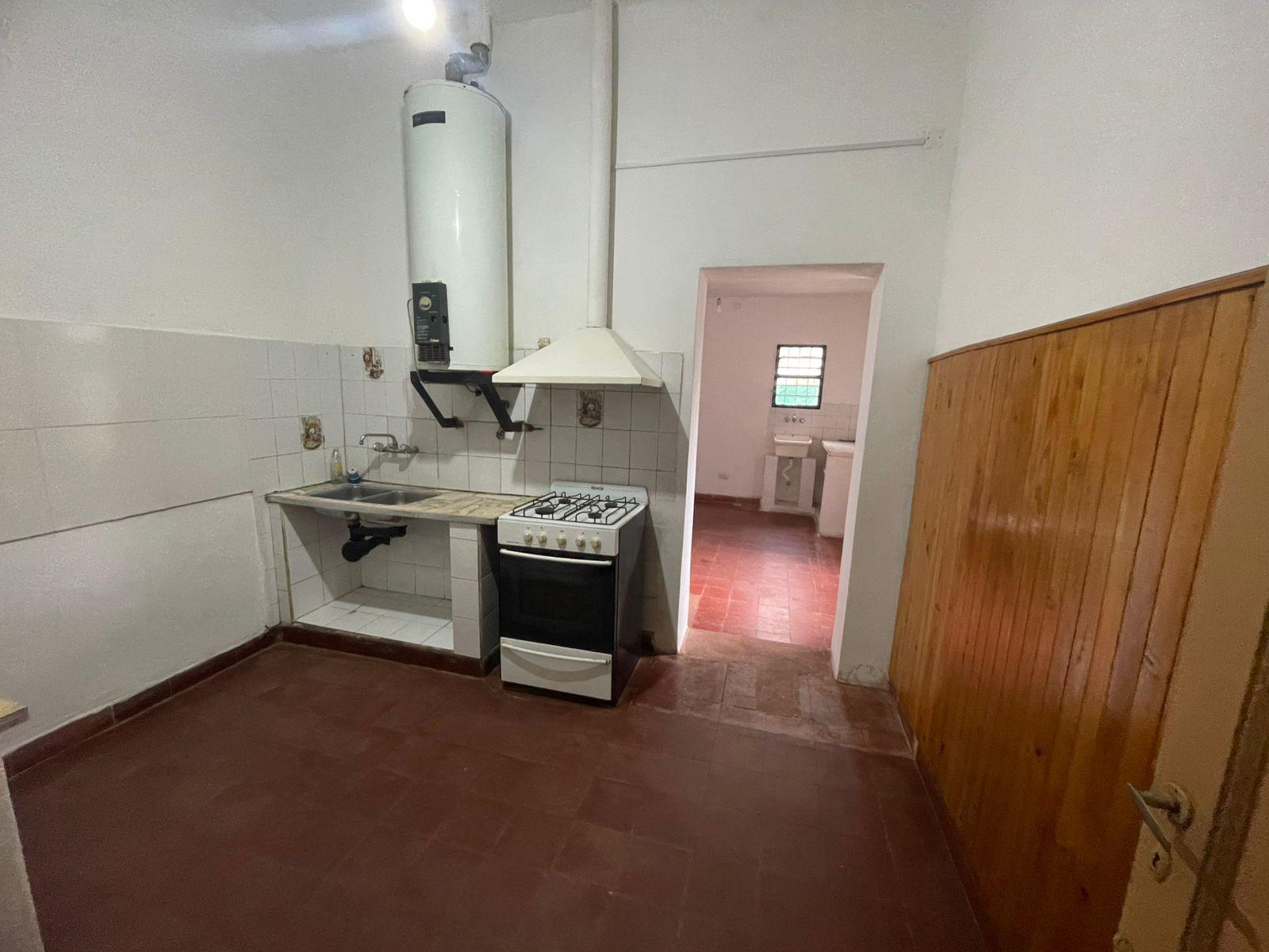 ALQUILER CASA- 2 dormitorios y patio- B Ameghino Sud