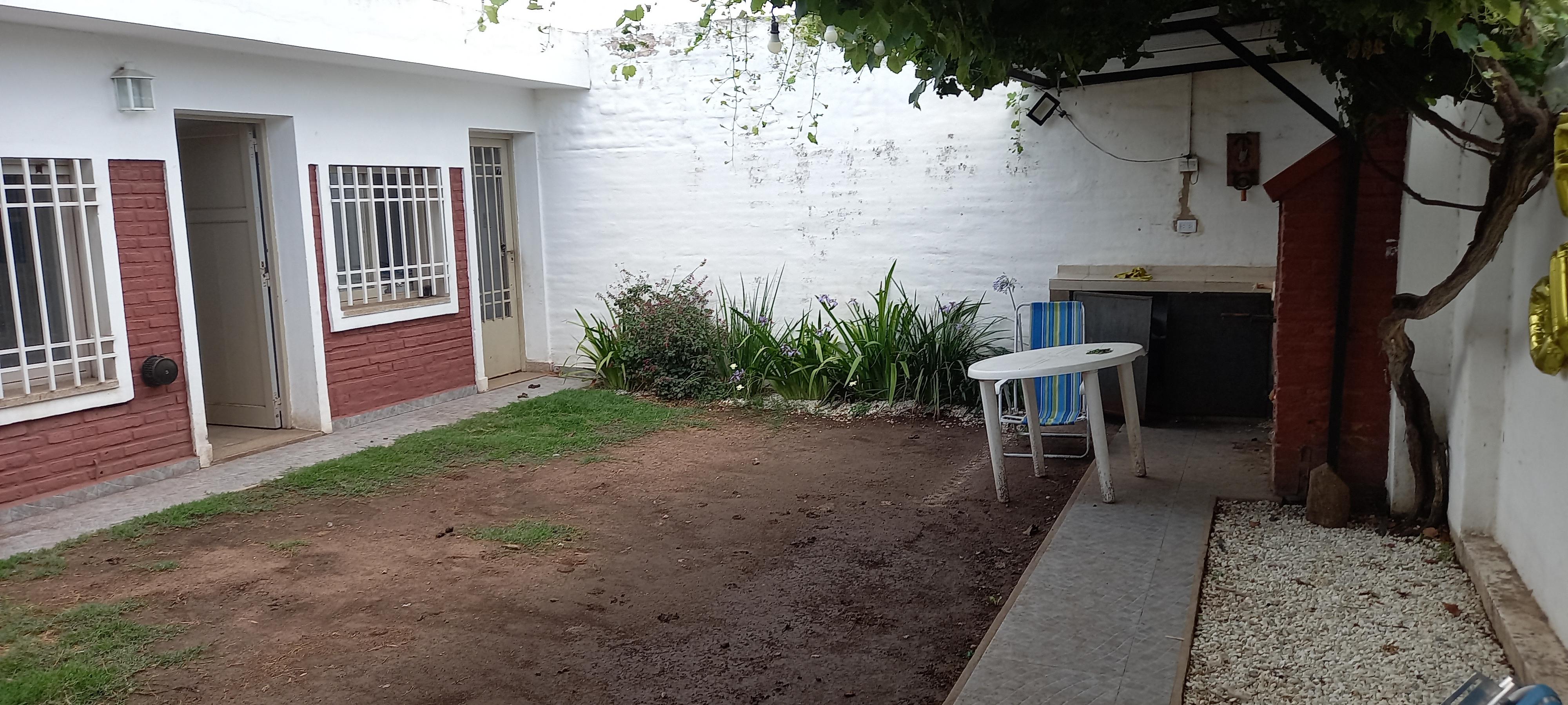 CASA EN VENTA BARRIO POETA LUGONES