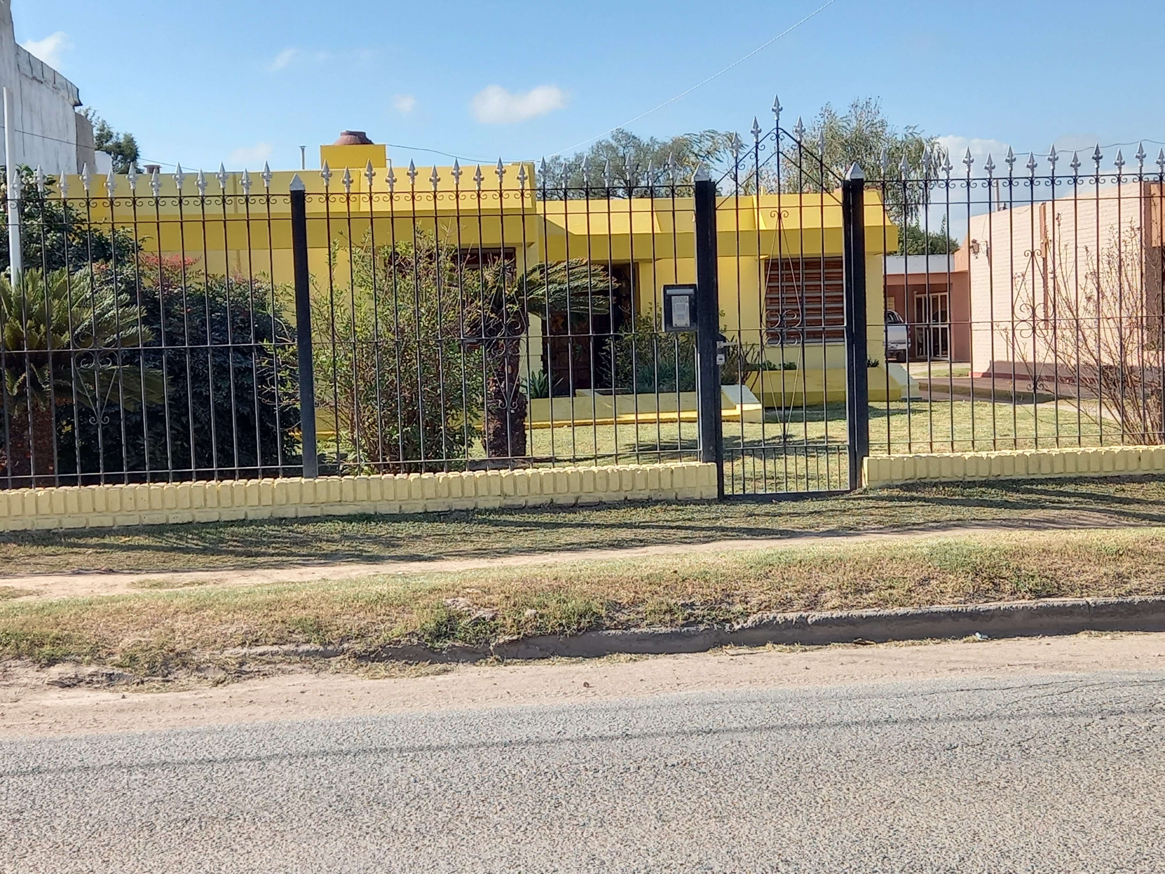 CASA EN VENTA SOBRE CAMINO A 60 CUADRAS