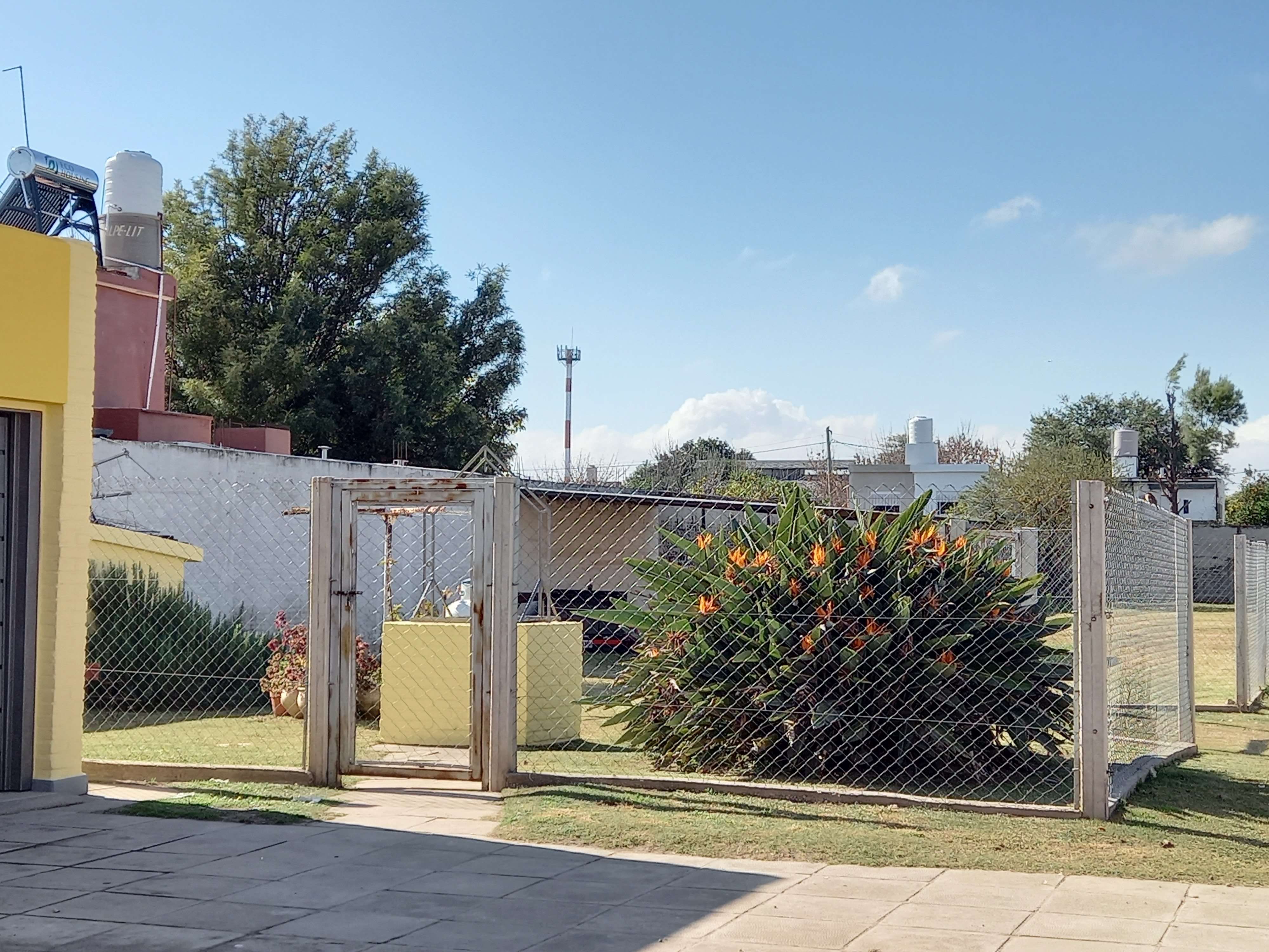 CASA EN VENTA SOBRE CAMINO A 60 CUADRAS