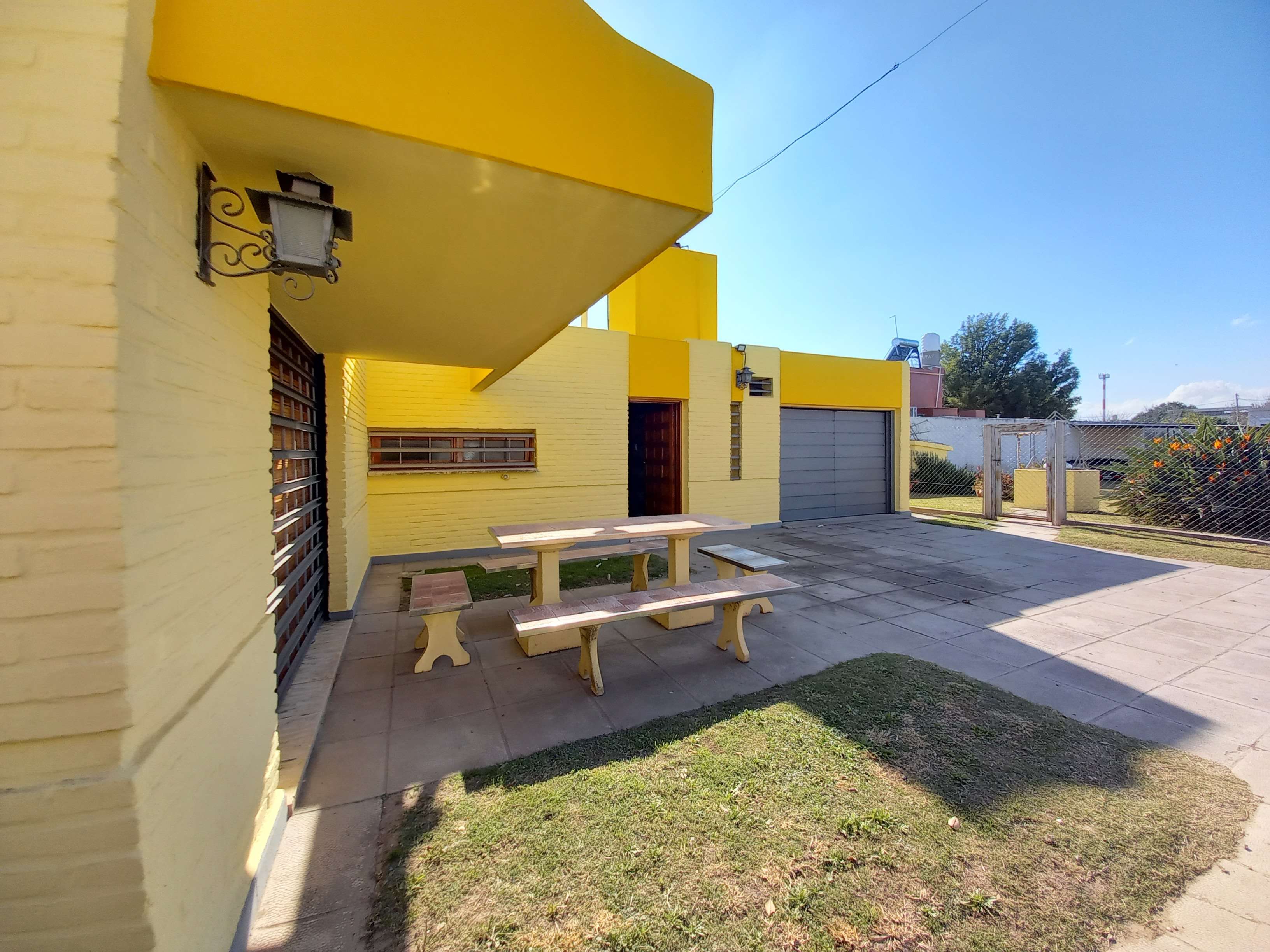 CASA EN VENTA SOBRE CAMINO A 60 CUADRAS