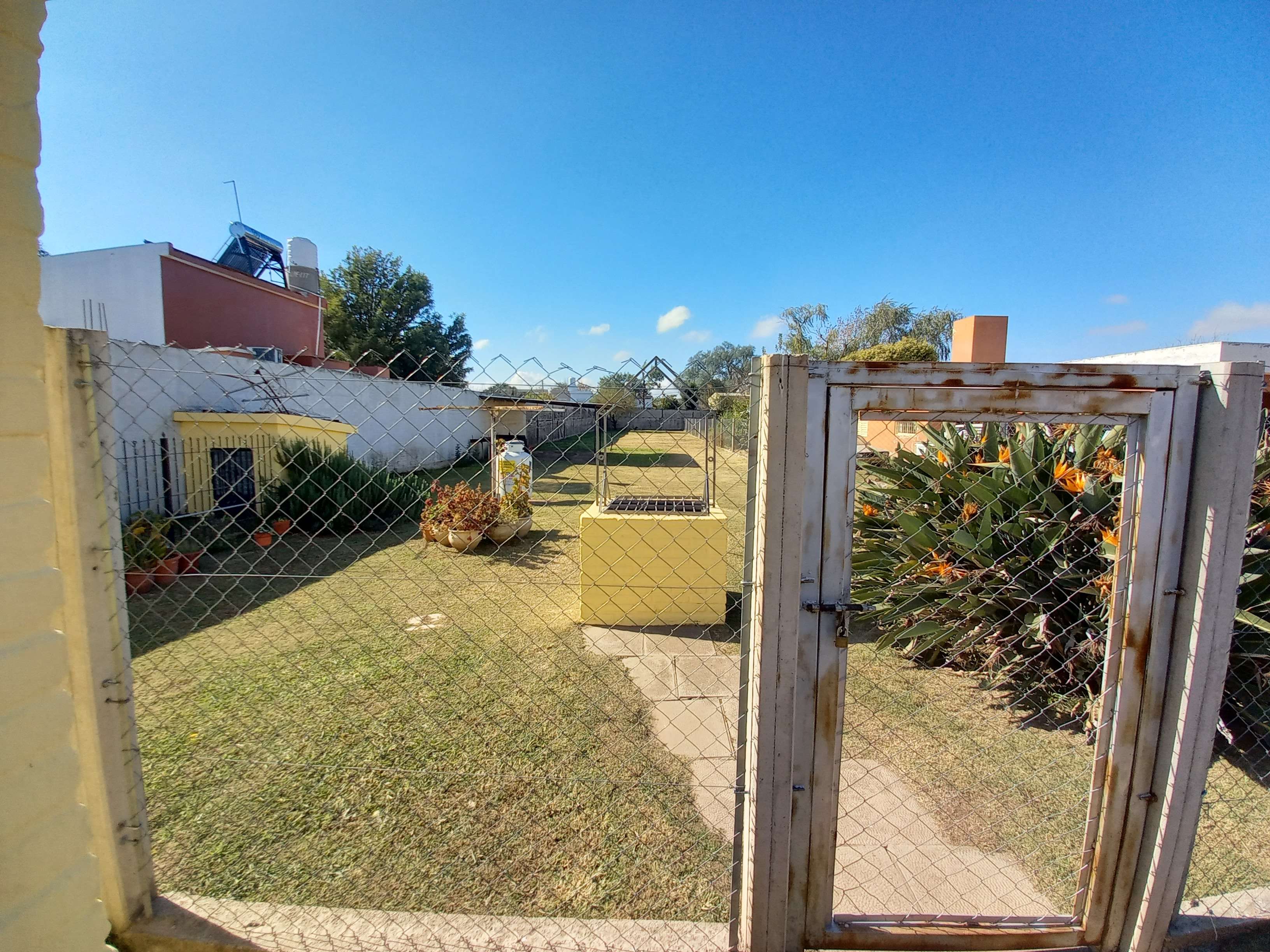 CASA EN VENTA SOBRE CAMINO A 60 CUADRAS
