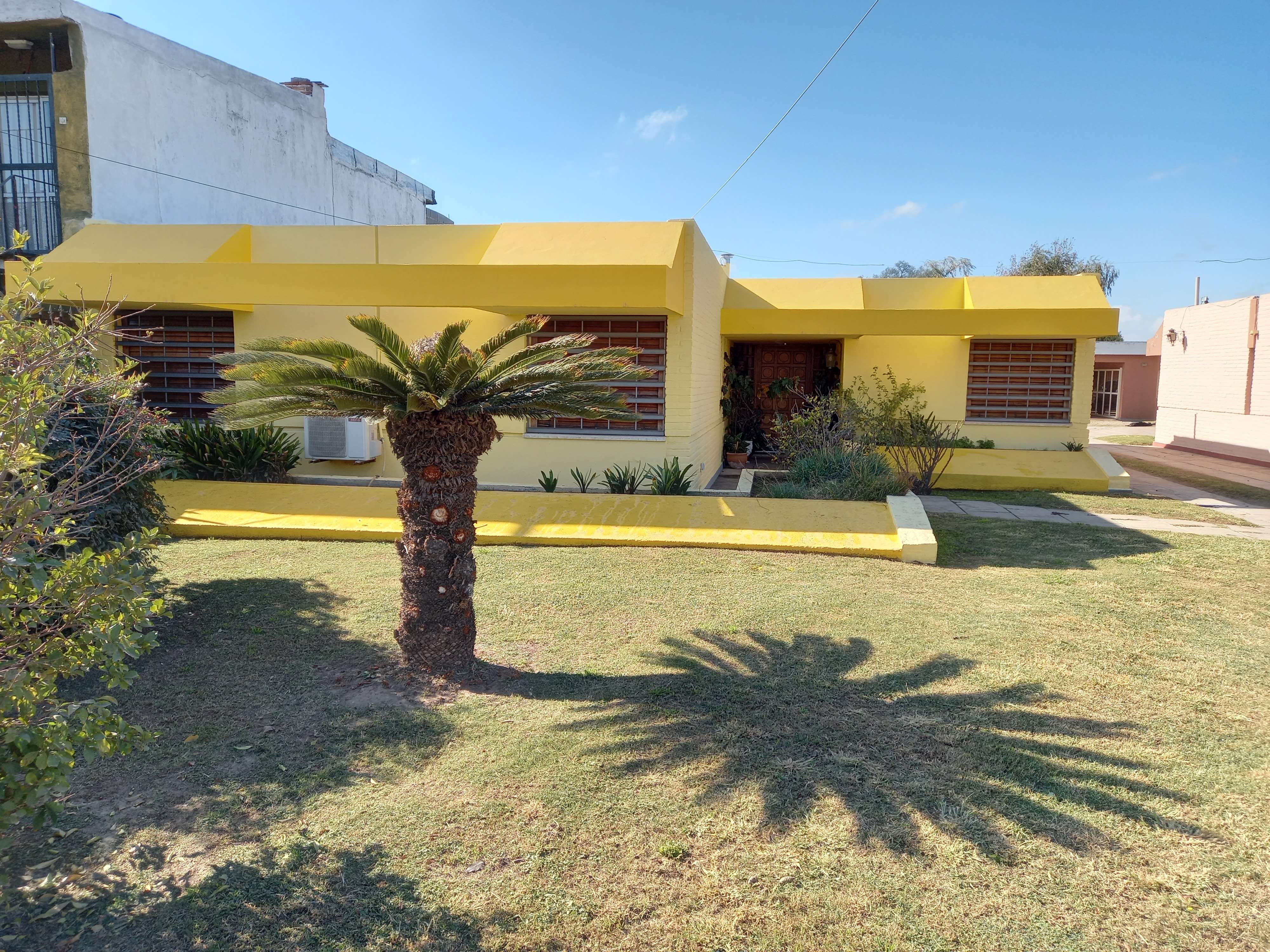 CASA EN VENTA SOBRE CAMINO A 60 CUADRAS