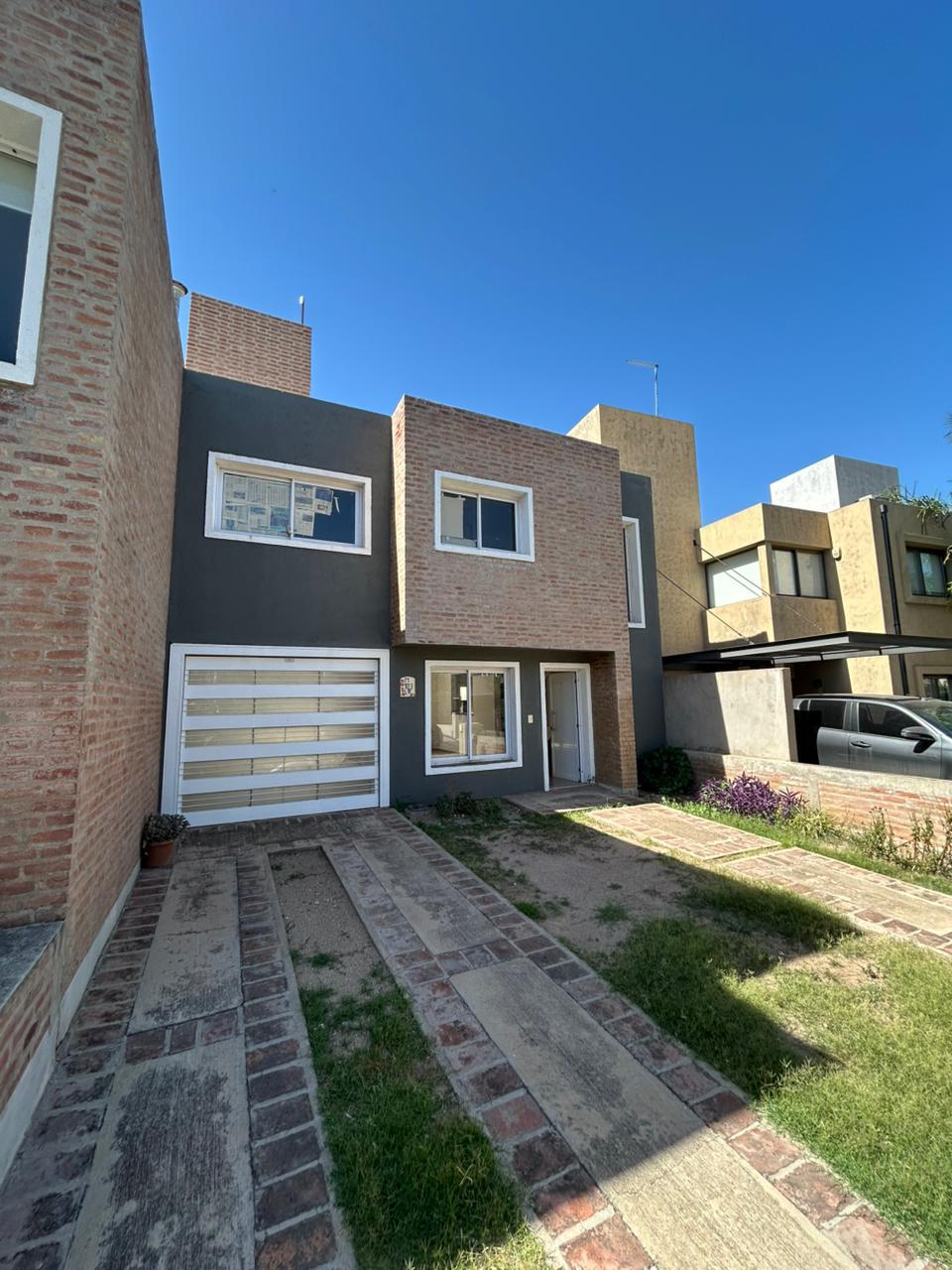 Dúplex 3 Dorm  3 Baños  Cochera  Patio c Asador  Pileta y Seguridad 24hs en Altos de Manantiales