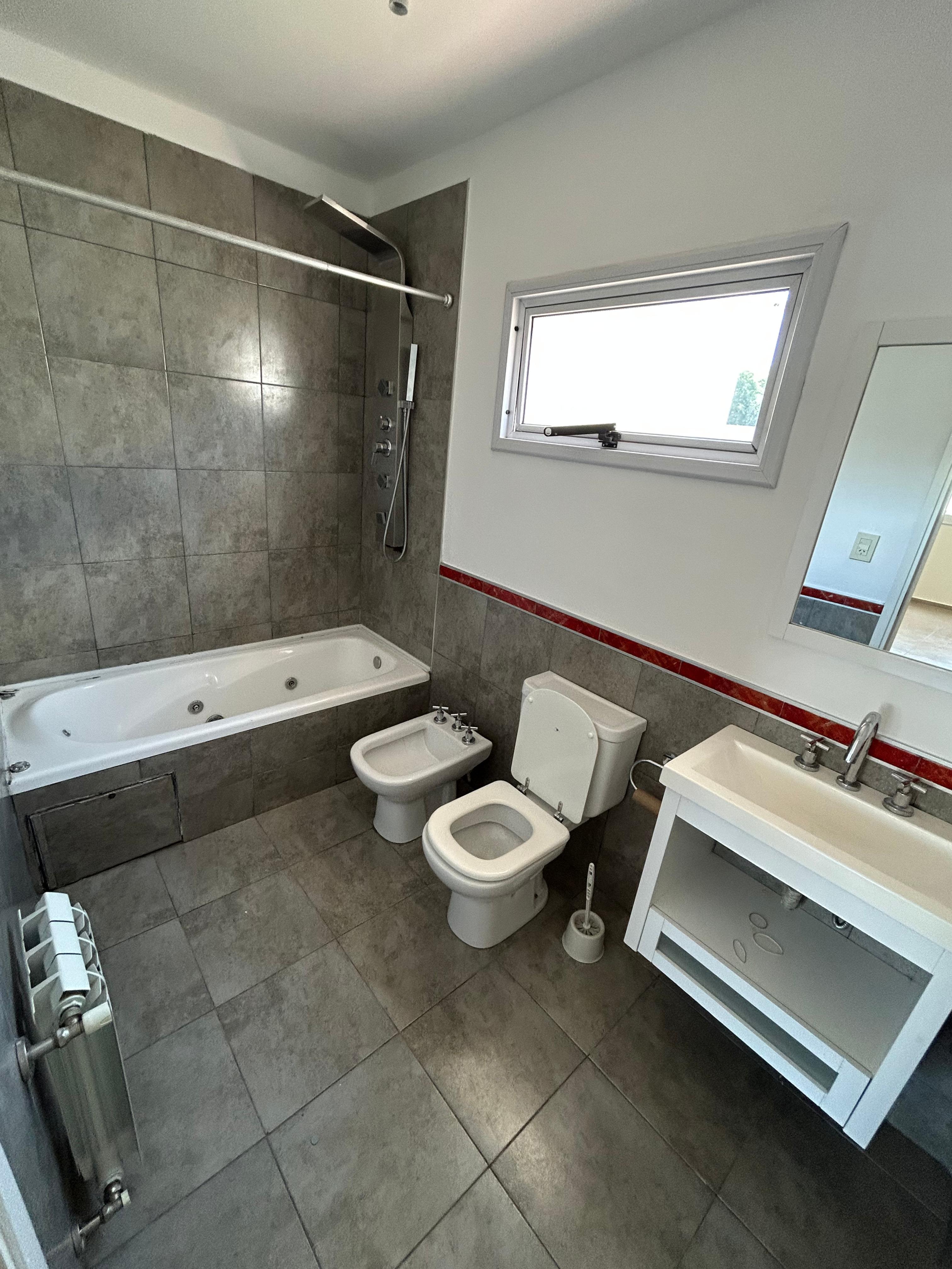 Dúplex 3 Dorm  3 Baños  Cochera  Patio c Asador  Pileta y Seguridad 24hs en Altos de Manantiales