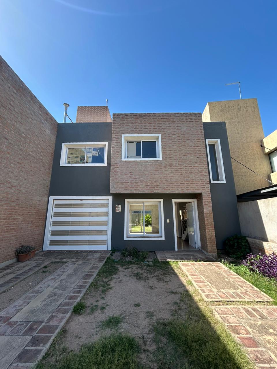 Dúplex 3 Dorm  3 Baños  Cochera  Patio c Asador  Pileta y Seguridad 24hs en Altos de Manantiales