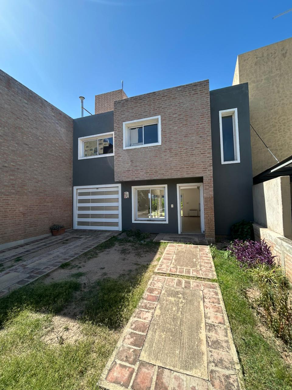 Dúplex 3 Dorm  3 Baños  Cochera  Patio c Asador  Pileta y Seguridad 24hs en Altos de Manantiales