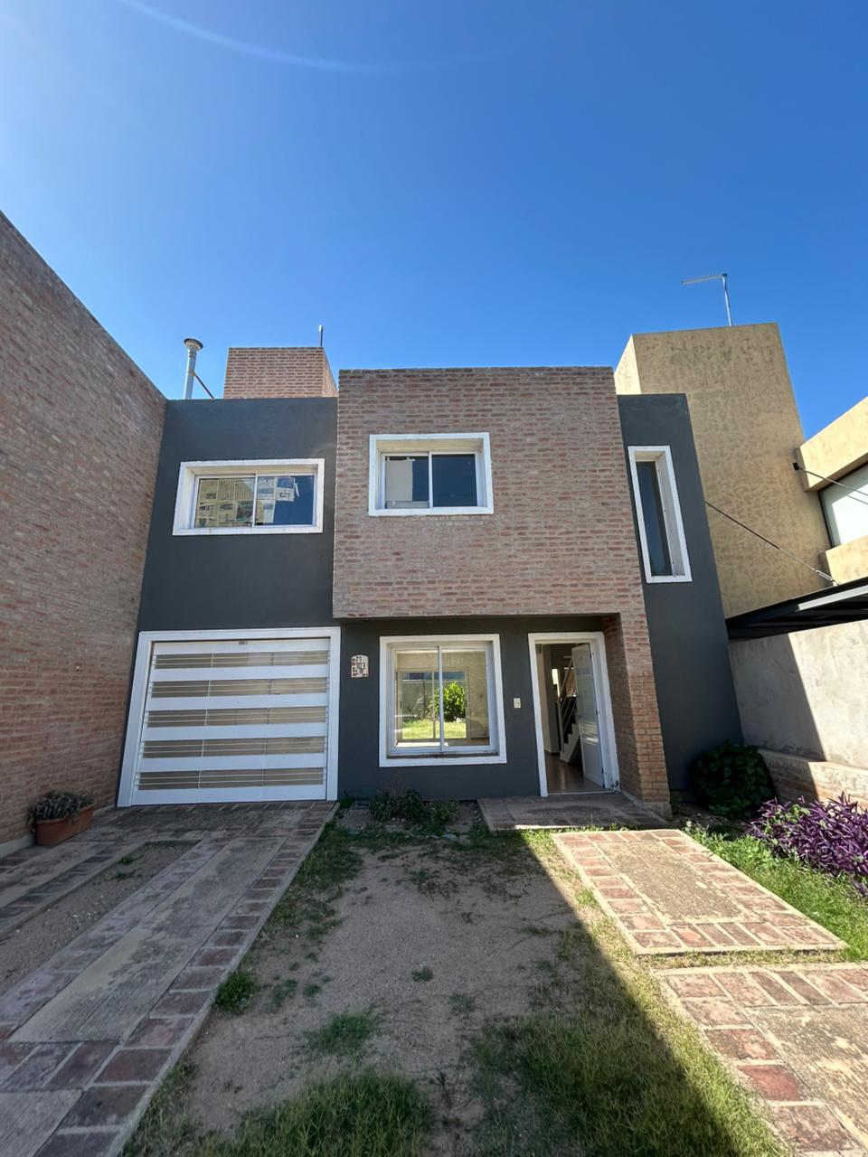 Dúplex 3 Dorm  3 Baños  Cochera  Patio c Asador  Pileta y Seguridad 24hs en Altos de Manantiales