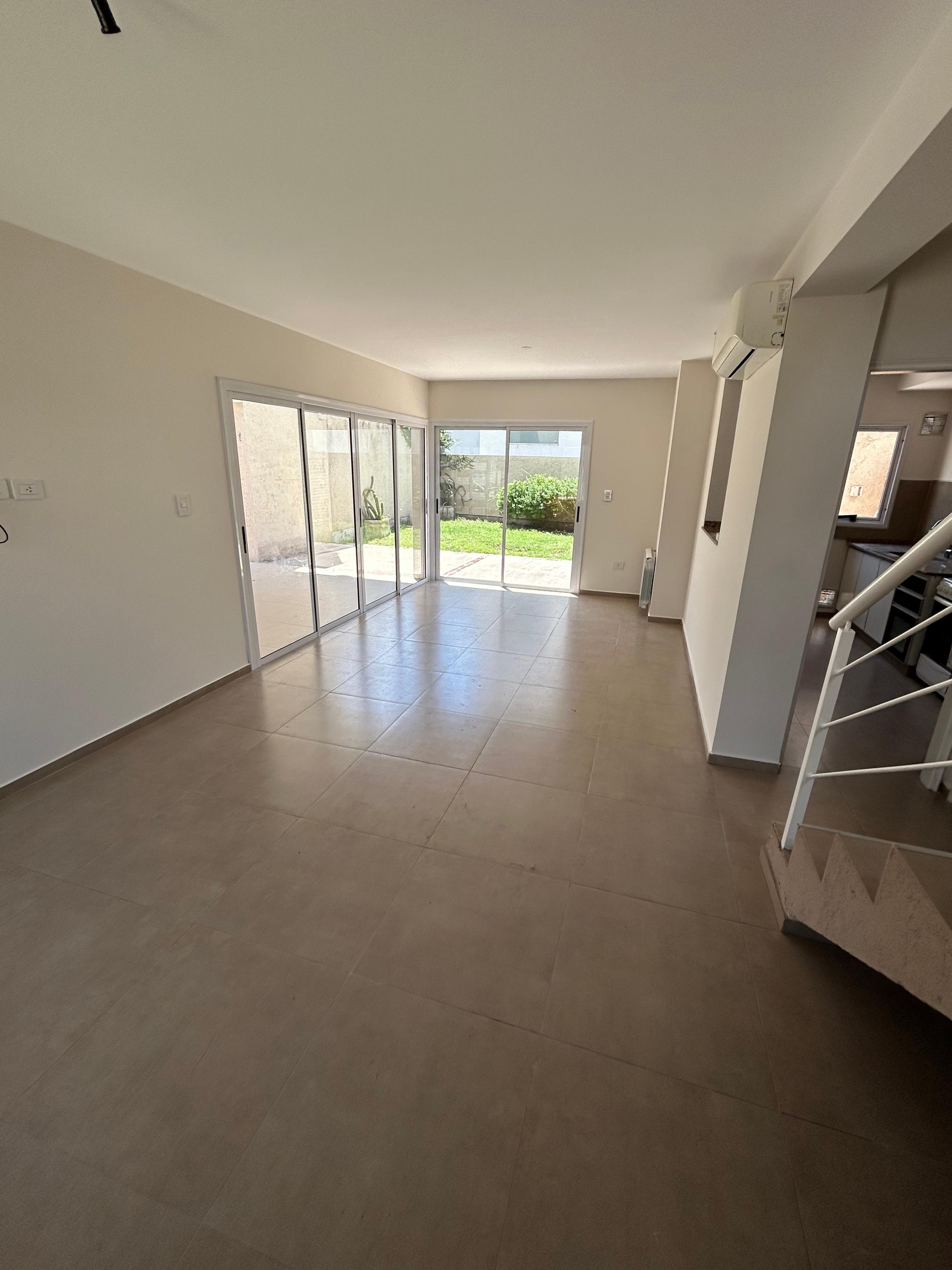 Dúplex 3 Dorm  3 Baños  Cochera  Patio c Asador  Pileta y Seguridad 24hs en Altos de Manantiales