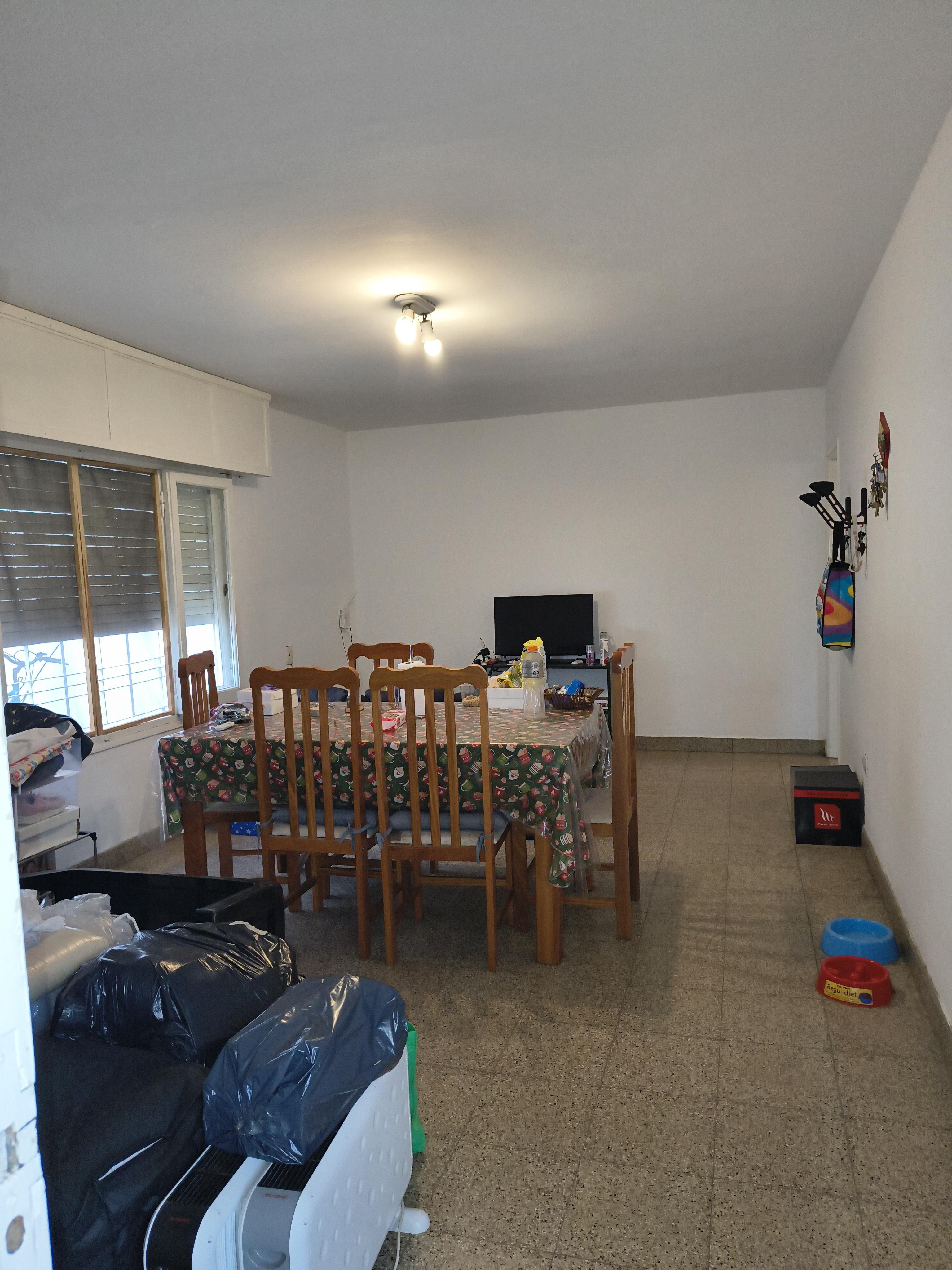 Excelente departamento de dos dormitorios, patio y asador