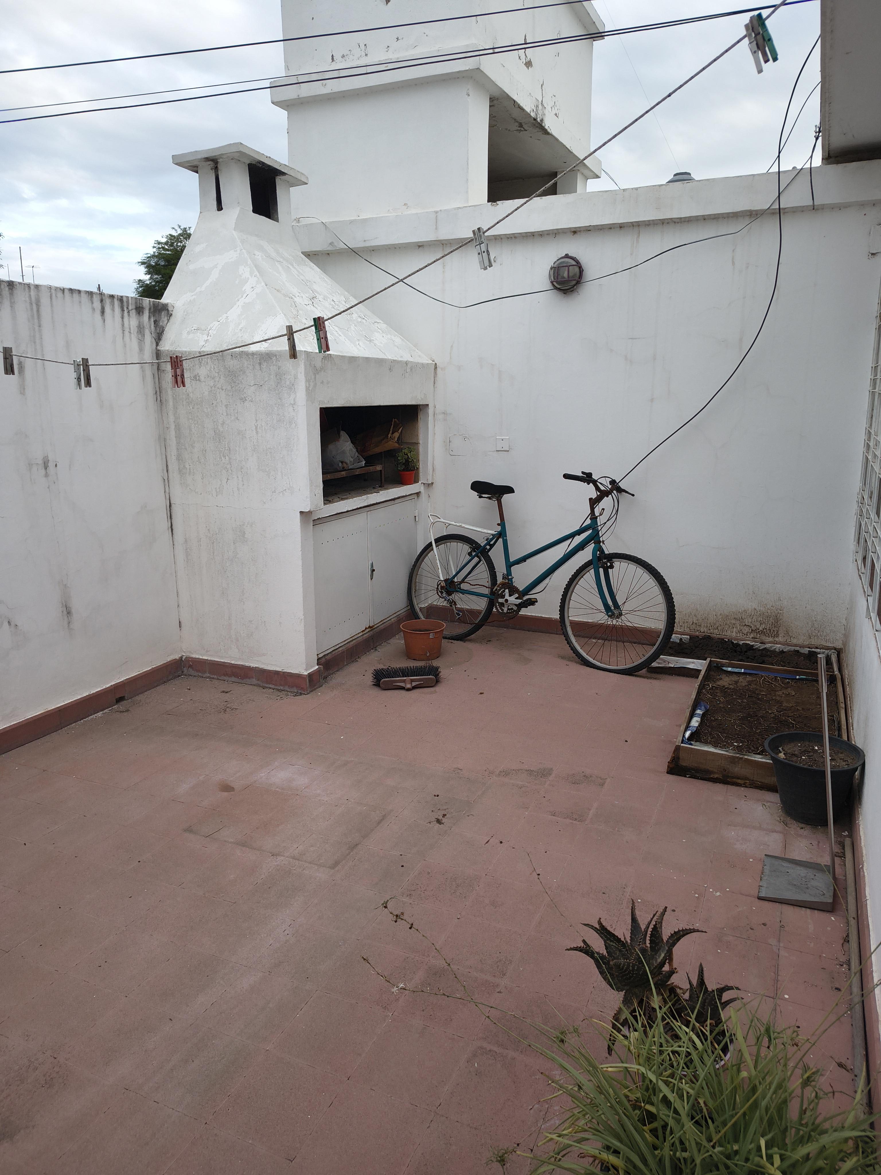 Excelente departamento de dos dormitorios, patio y asador