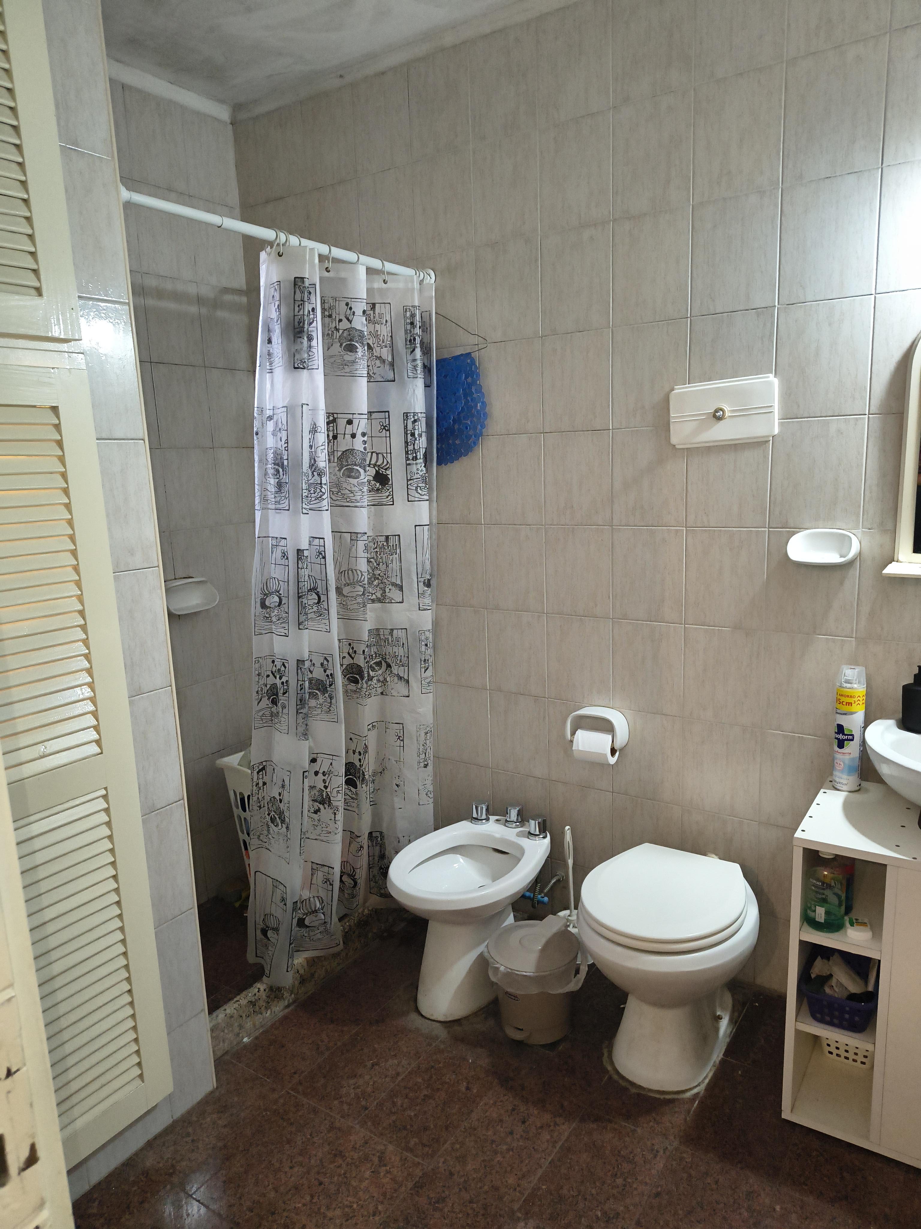 Excelente departamento de dos dormitorios, patio y asador